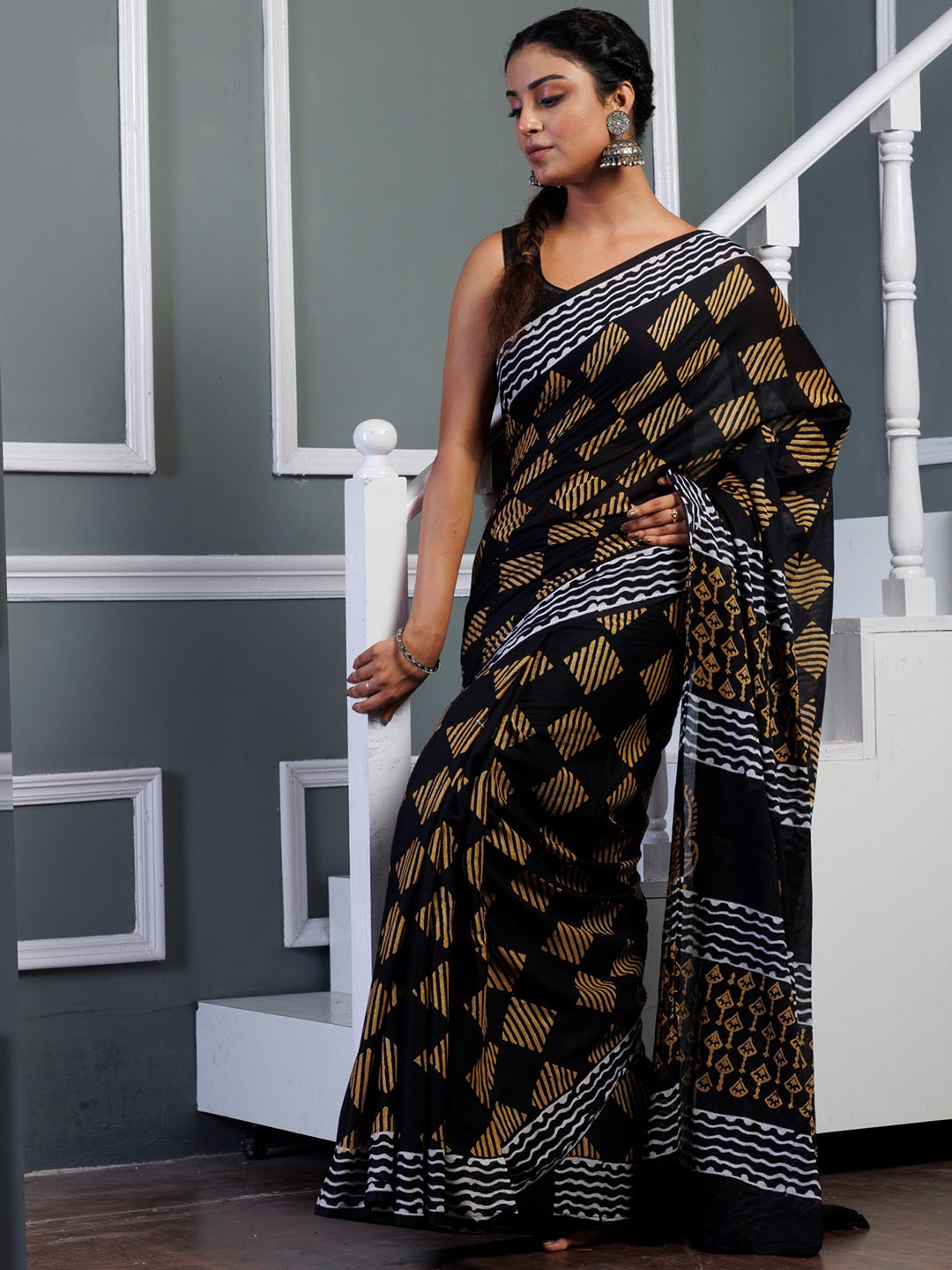 

Unnati Silks Ethnic Motifs Handloom Pure Cotton Block Print Saree, Black