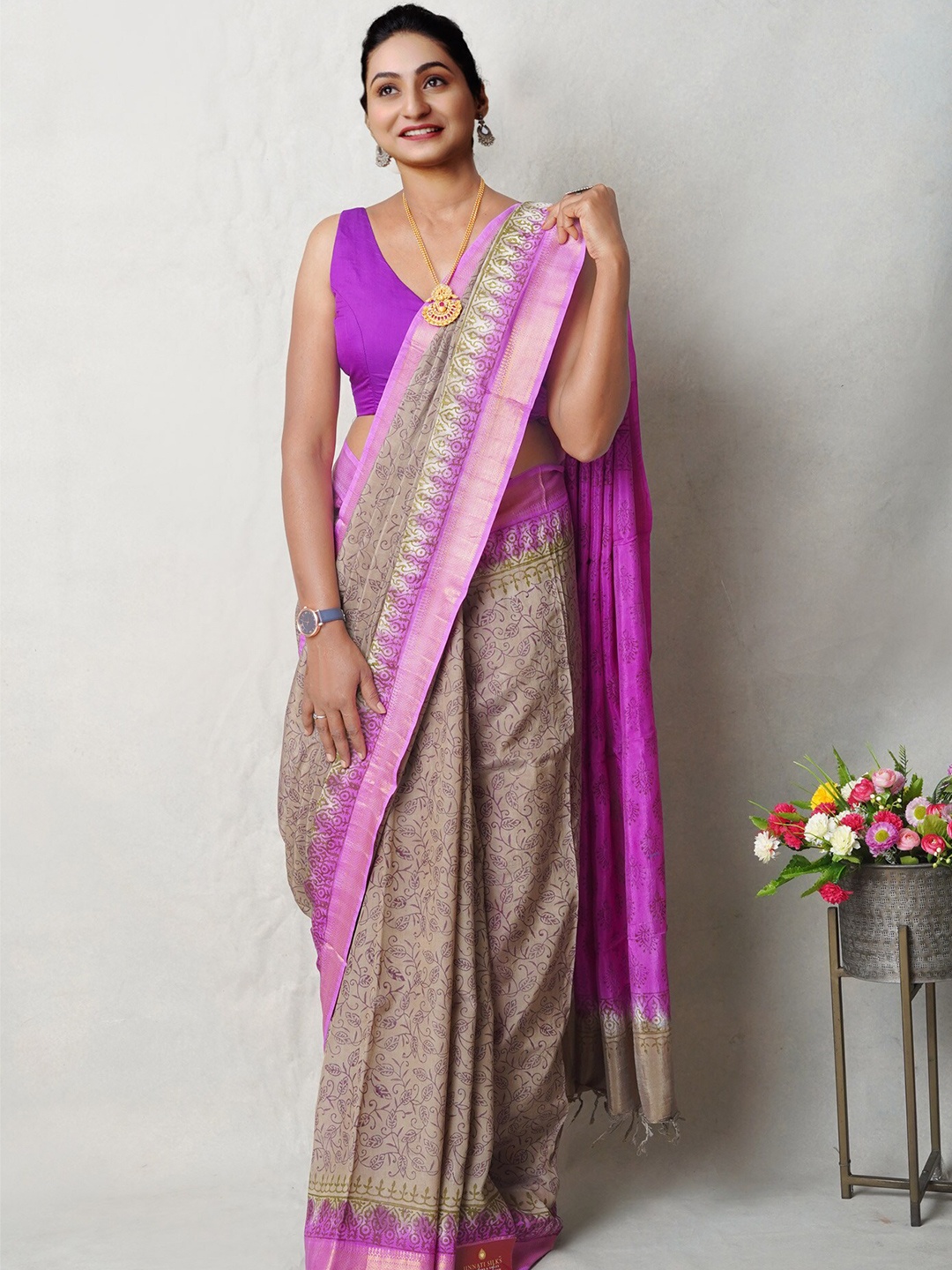 

Unnati Silks Ethnic Motifs Printed Zari Mangalagiri Saree, Beige