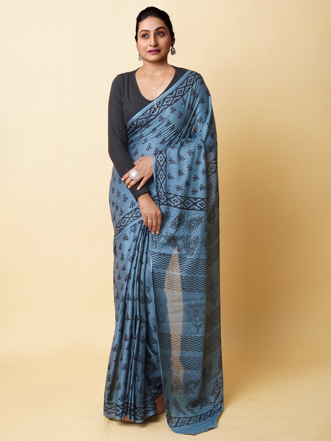 

Unnati Silks Floral Handloom Pure Cotton Block Print Saree, Grey