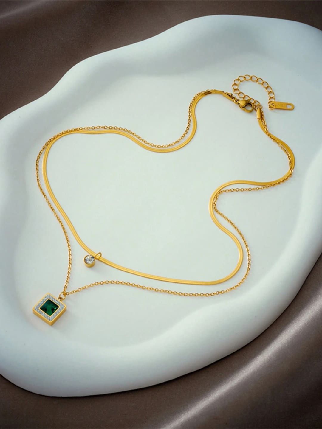 

FIMBUL Gold-Plated Rhinestone-Studded Pendant Necklace