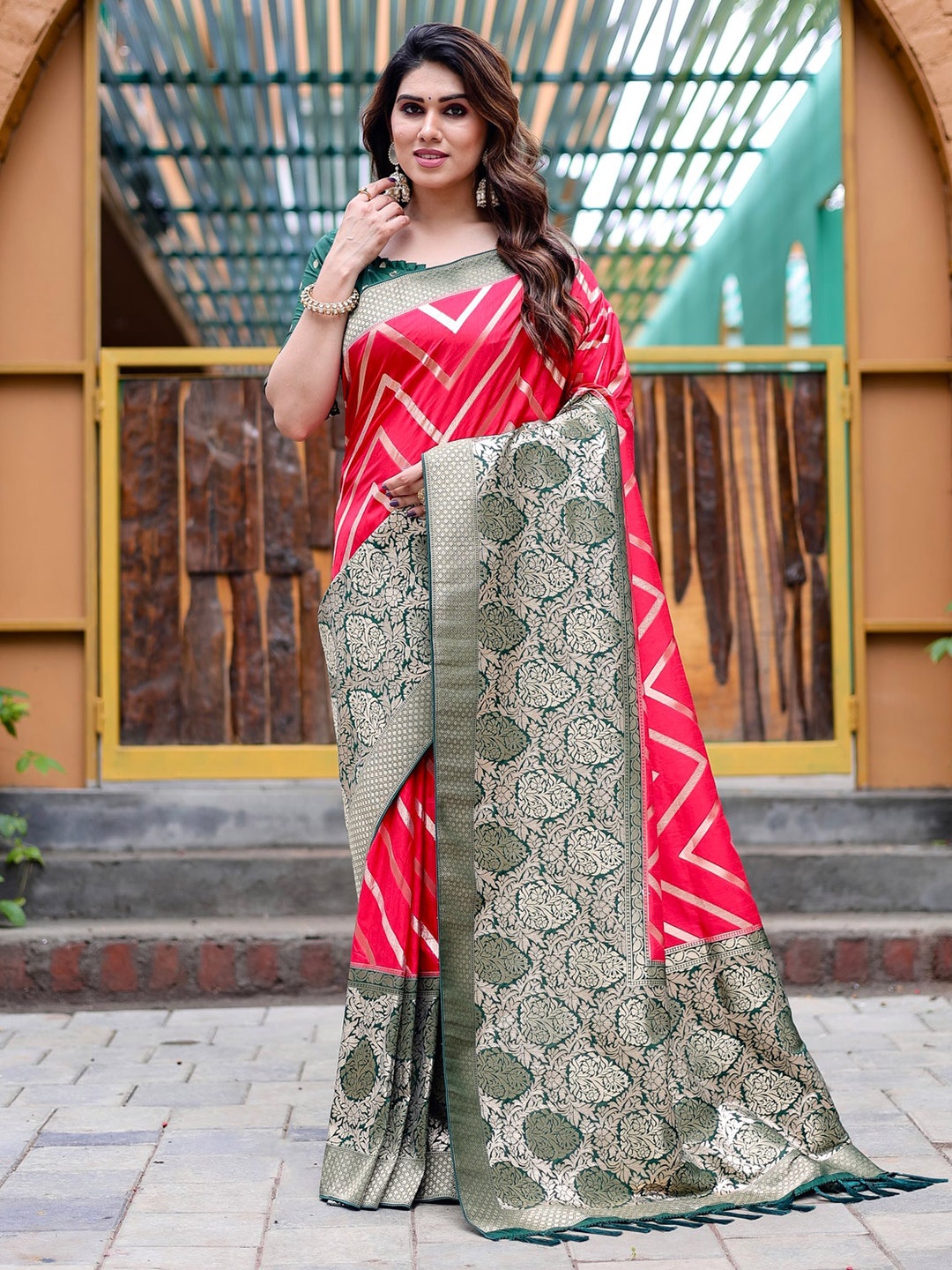 

DIVASTRI Geometric Woven Design Zari Pure Silk Kanjeevaram Saree, Pink