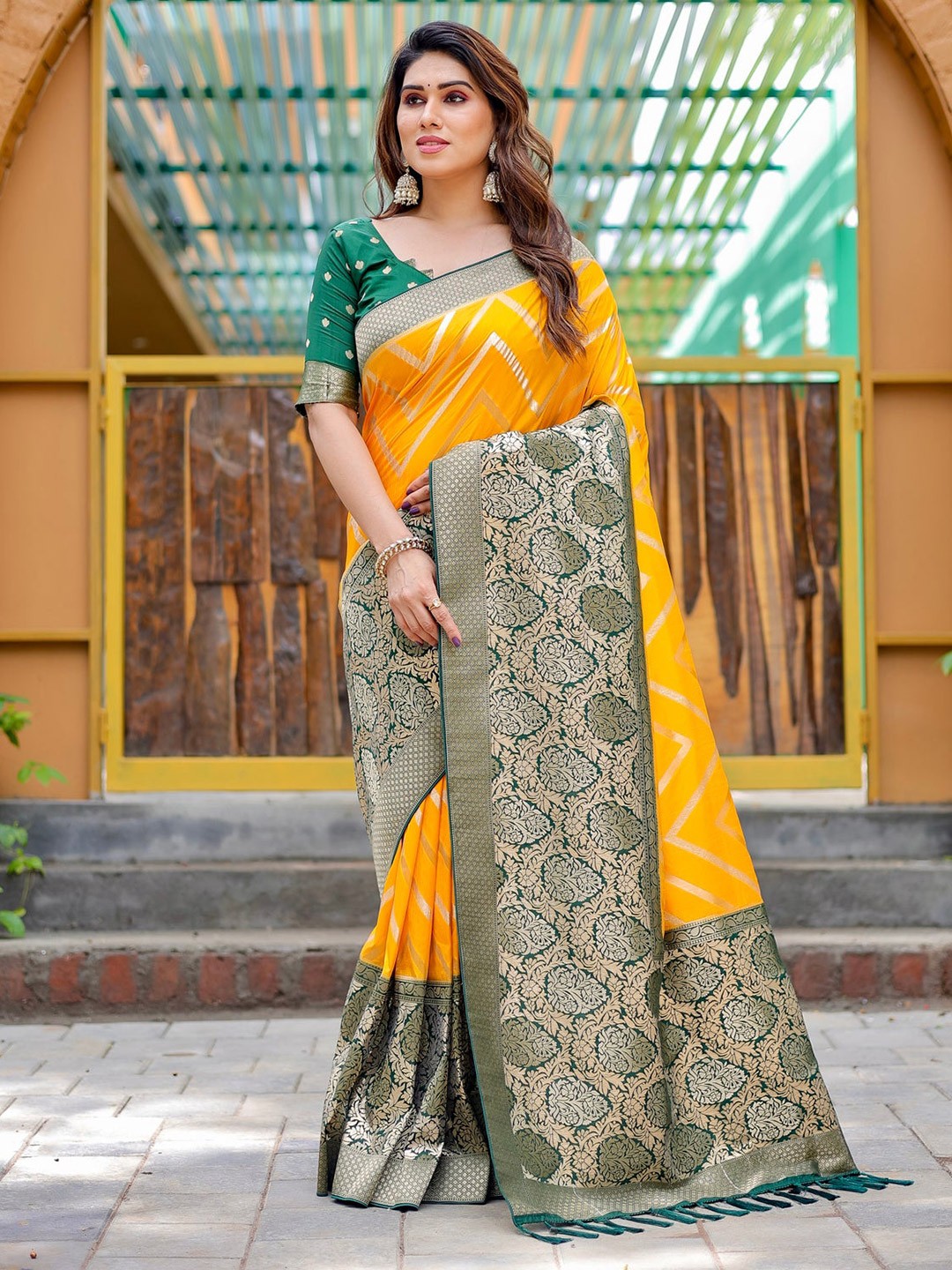 

DIVASTRI Geometric Woven Design Zari Pure Silk Kanjeevaram Saree, Yellow