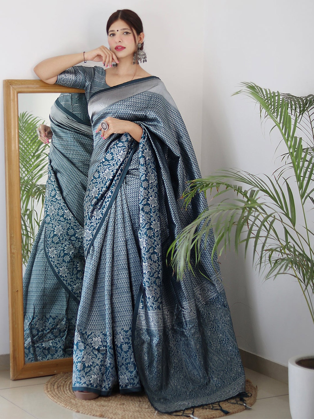 

DIVASTRI Ethnic Motifs Woven Design Zari Pure Silk Kanjeevaram Saree, Teal