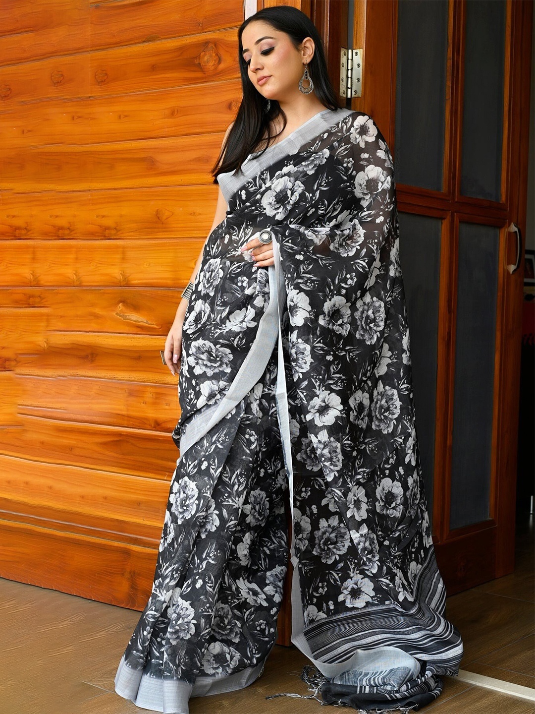 

Fevinaa Floral Printed Zari Saree, Black