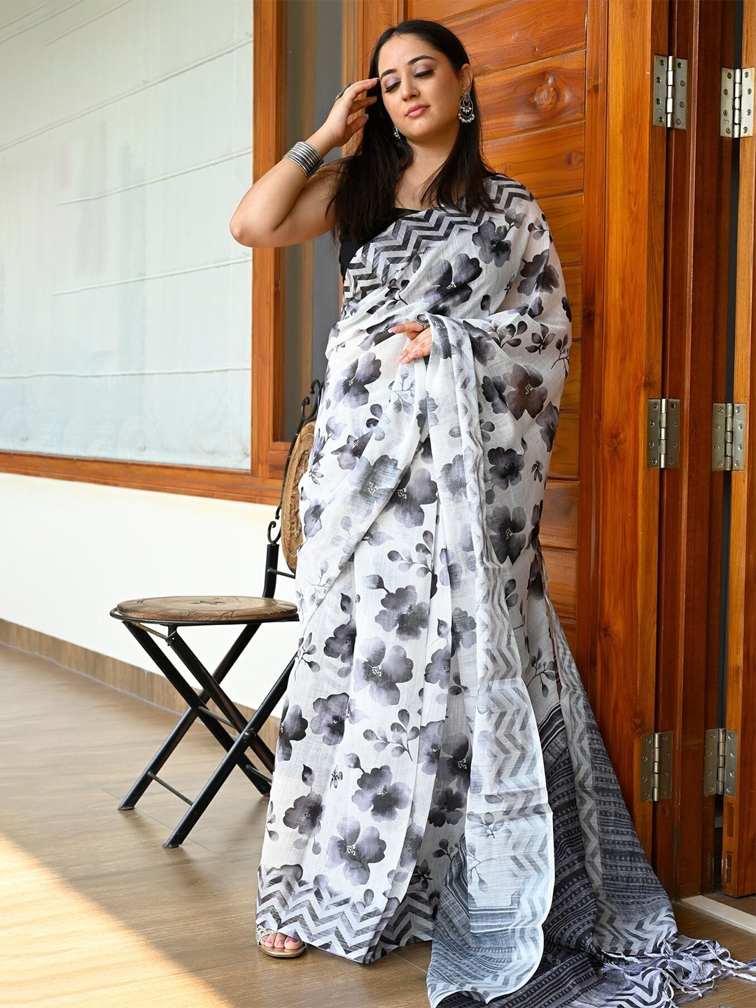 

Fevinaa Floral Printed Saree, White