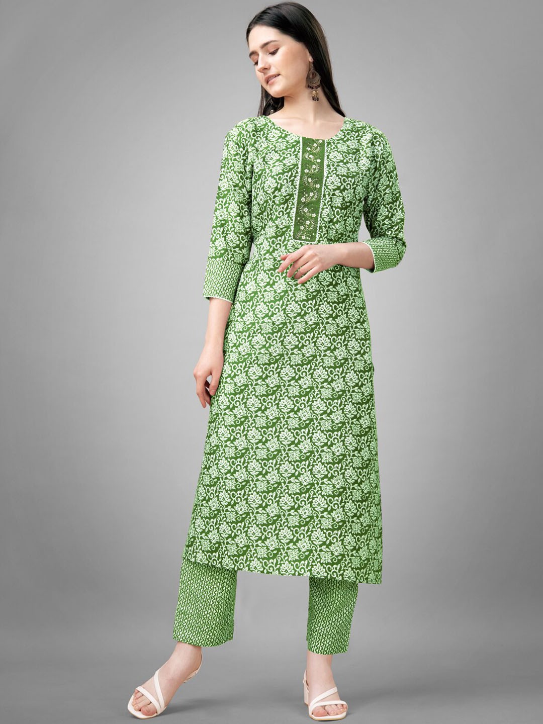 

ARADHNA Ethnic Motifs Embroidered Thread Work Round Neck Straight Kurta With Churidar, Green