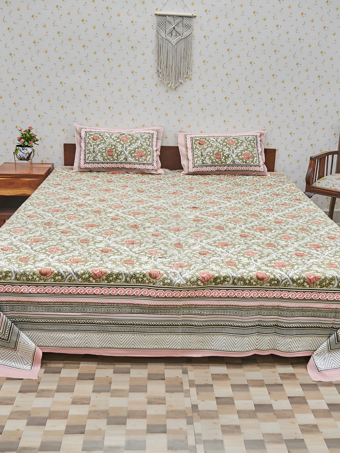 

Ethnic Rajasthan Green Ethnic Motifs Cotton 140 TC Queen Bedsheet With 2 Pillow Covers