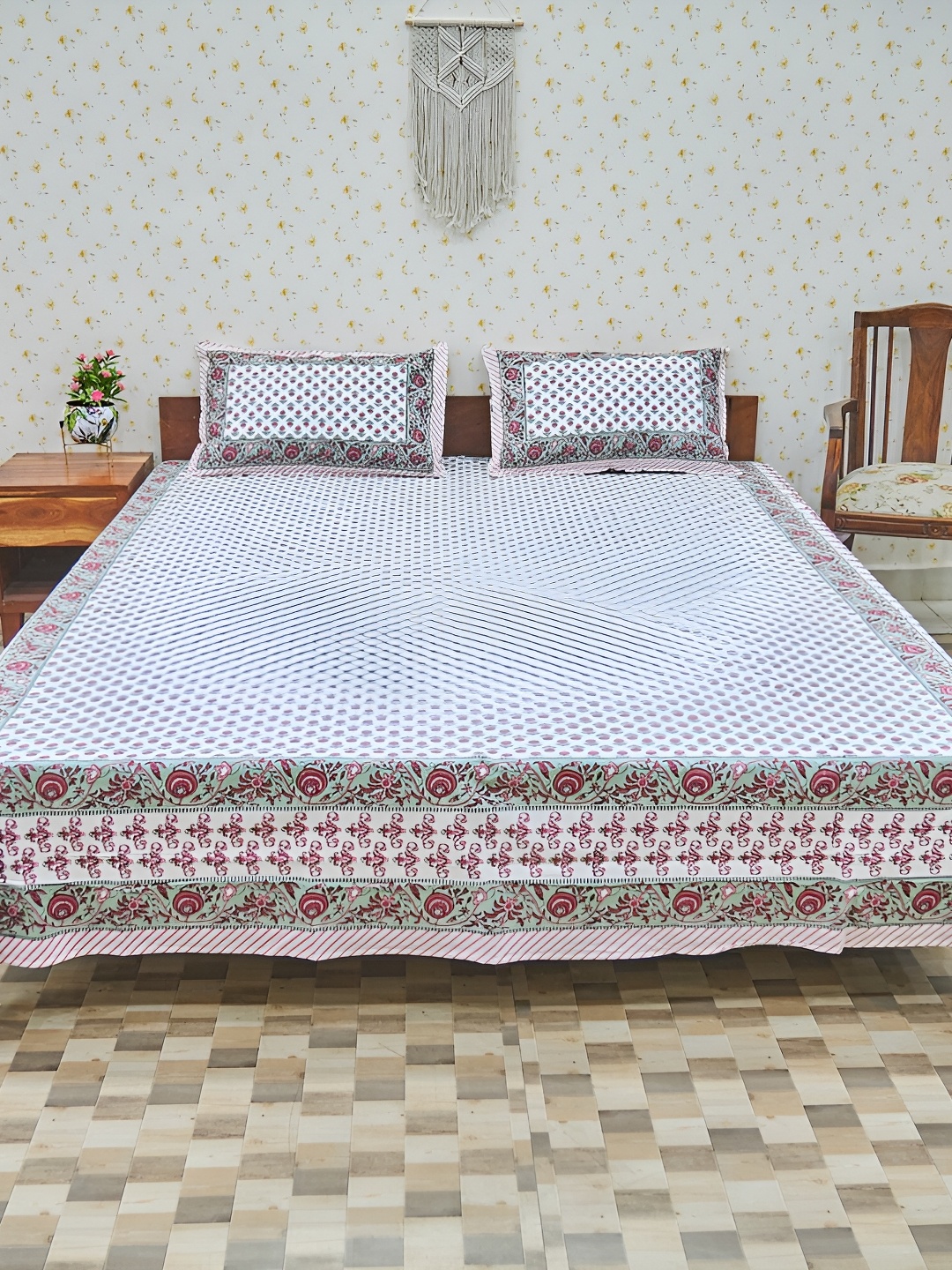 

Ethnic Rajasthan Green Ethnic Motifs Cotton 140 TC Queen Bedsheet With 2 Pillow Covers