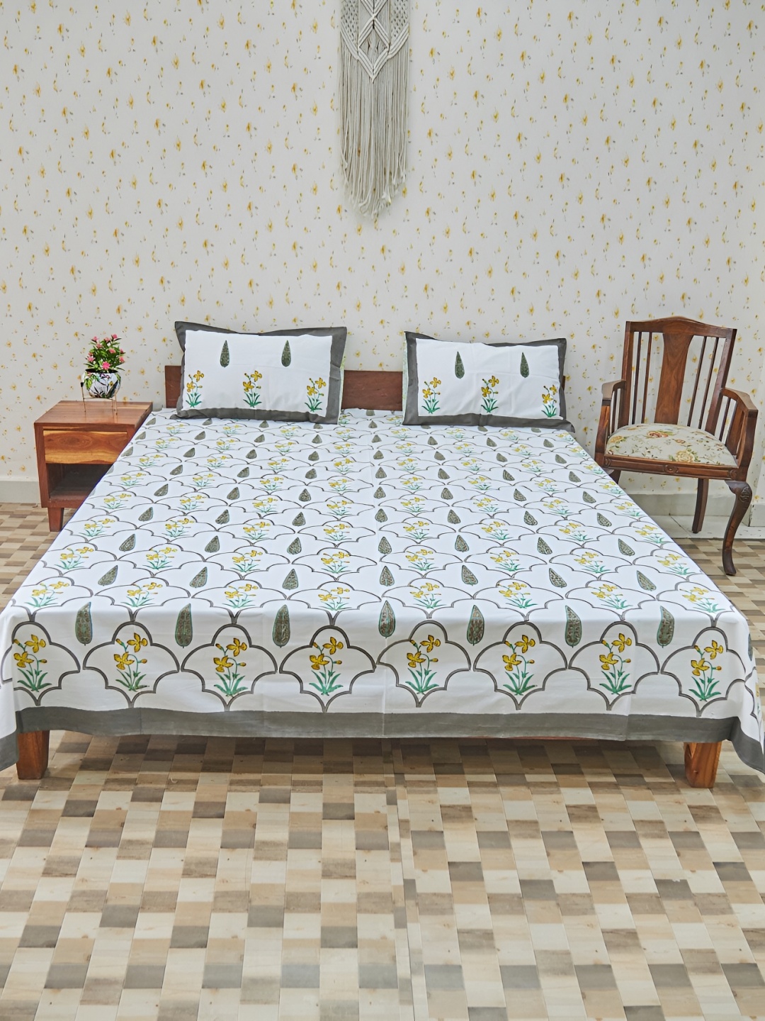 

Ethnic Rajasthan Green Ethnic Motifs 140 TC Queen Bedsheet With 2 Pillow Covers