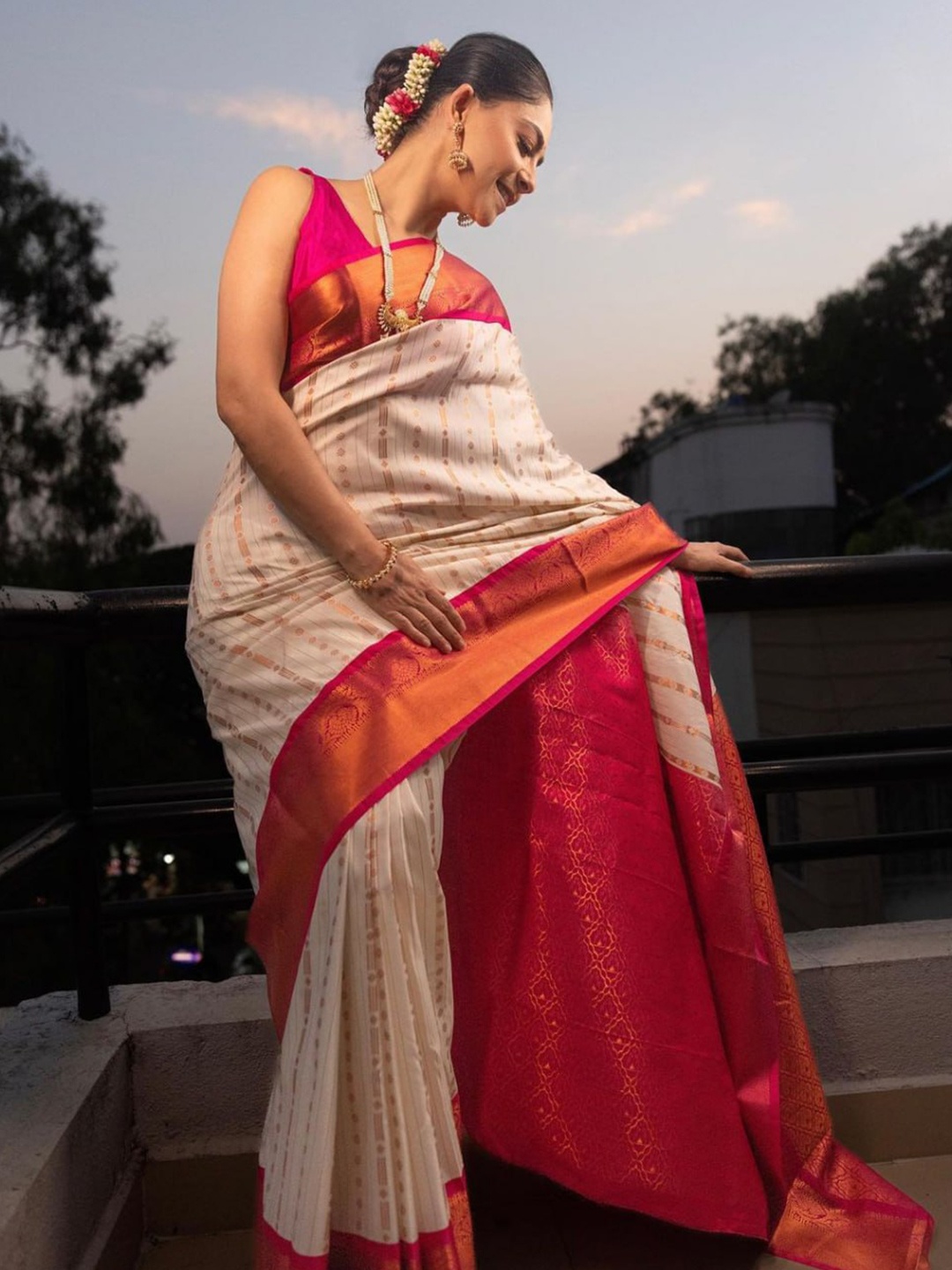 

REALLTREND Striped Zari Kanjeevaram Saree, White