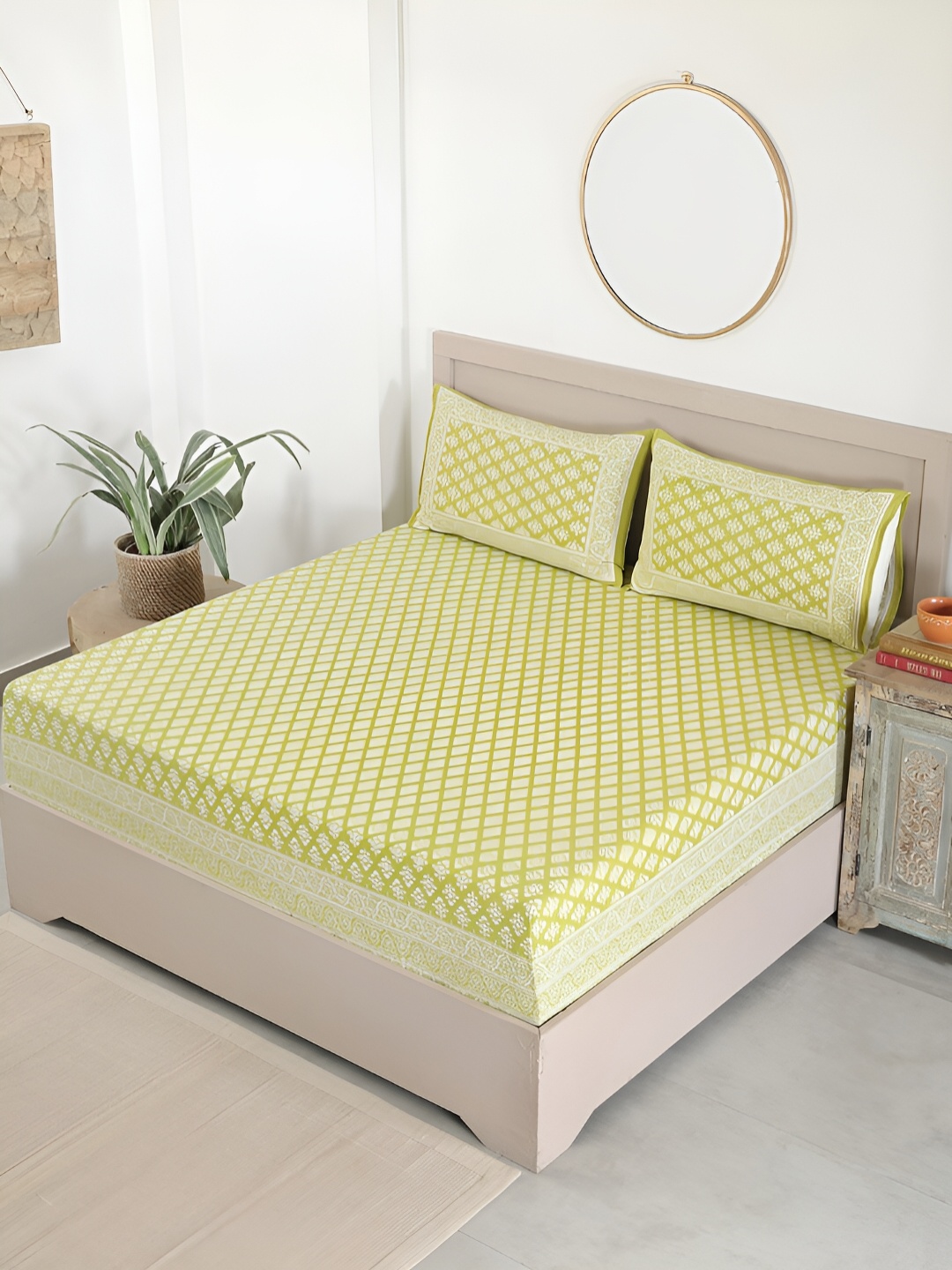 

TARAN LIVING Green & White Printed Cotton 130 TC Queen Bedsheet With 2 Pillow Covers