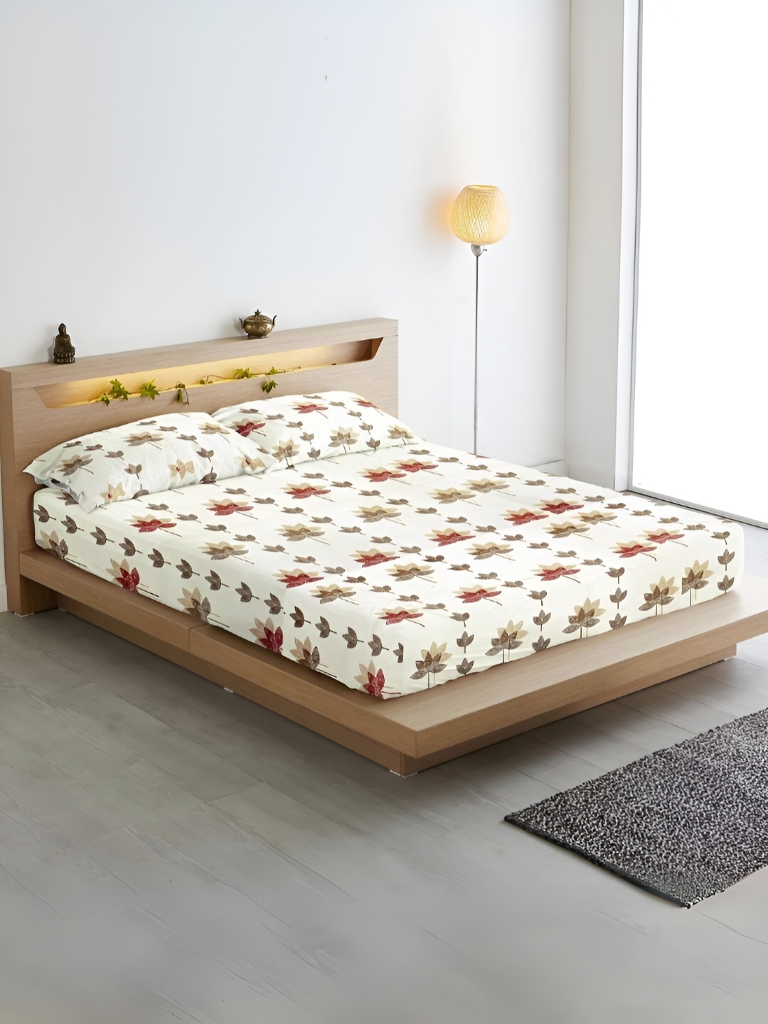 

Aurave White & Red Floral Cotton Fitted144 TC Queen Bedsheet with 2 Pillow Covers