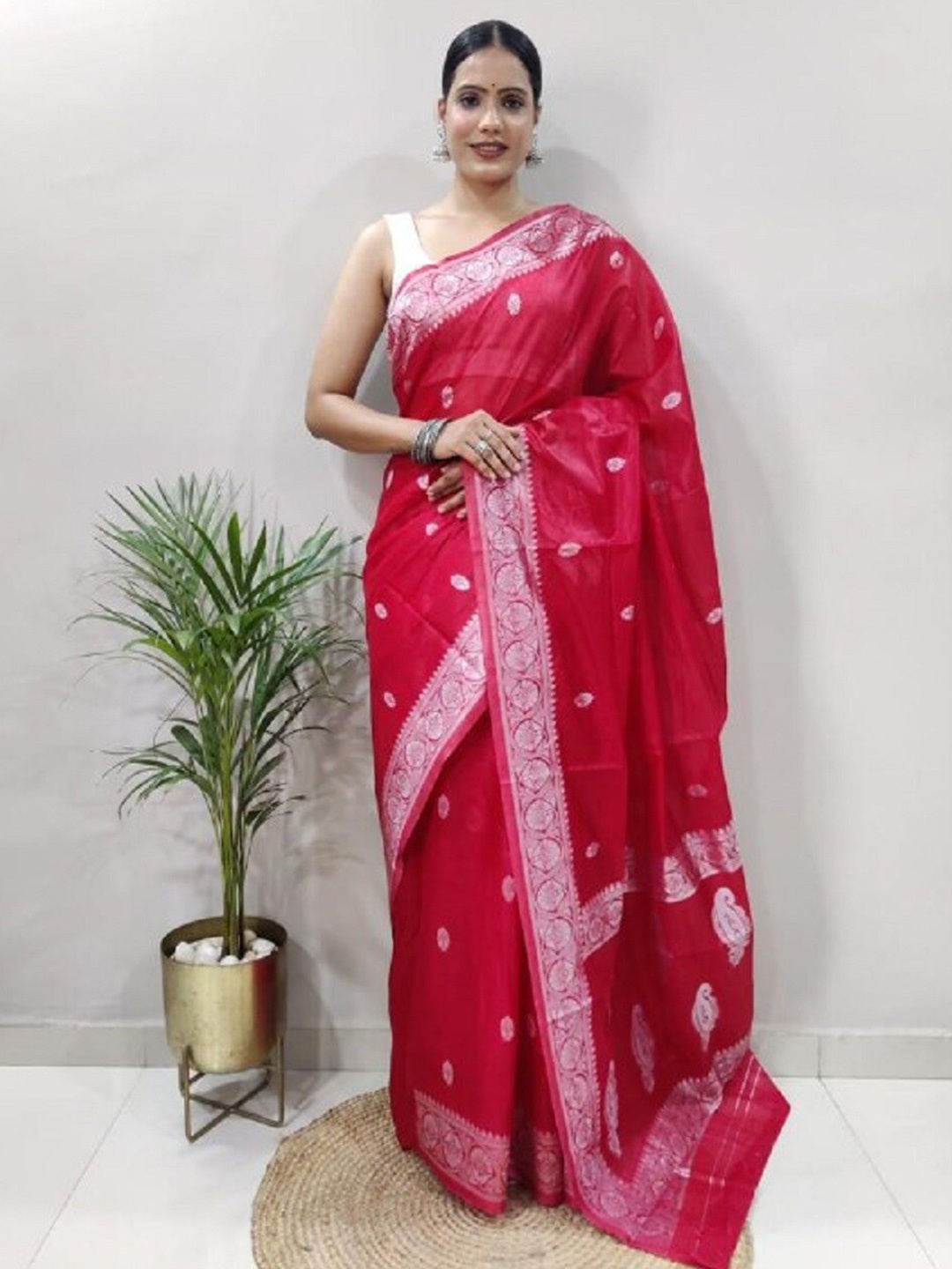 

Flosive Woven Design Zari Art Silk Banarasi Saree, Red