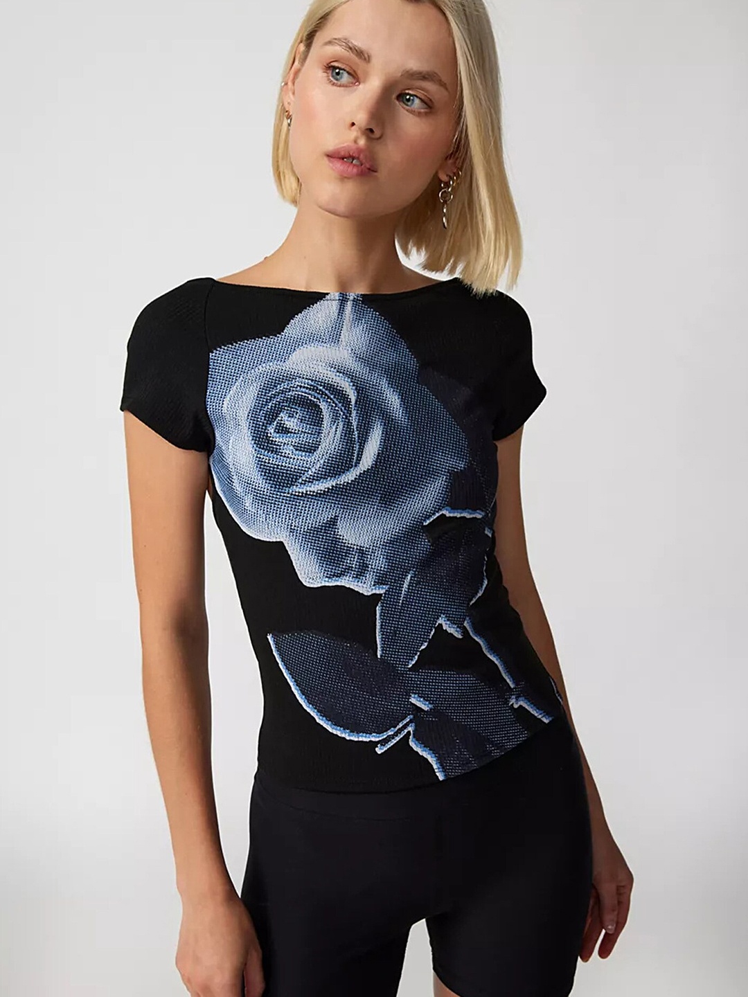 

LULU & SKY Graphic Printed Short Sleeves Open-back Top, Black