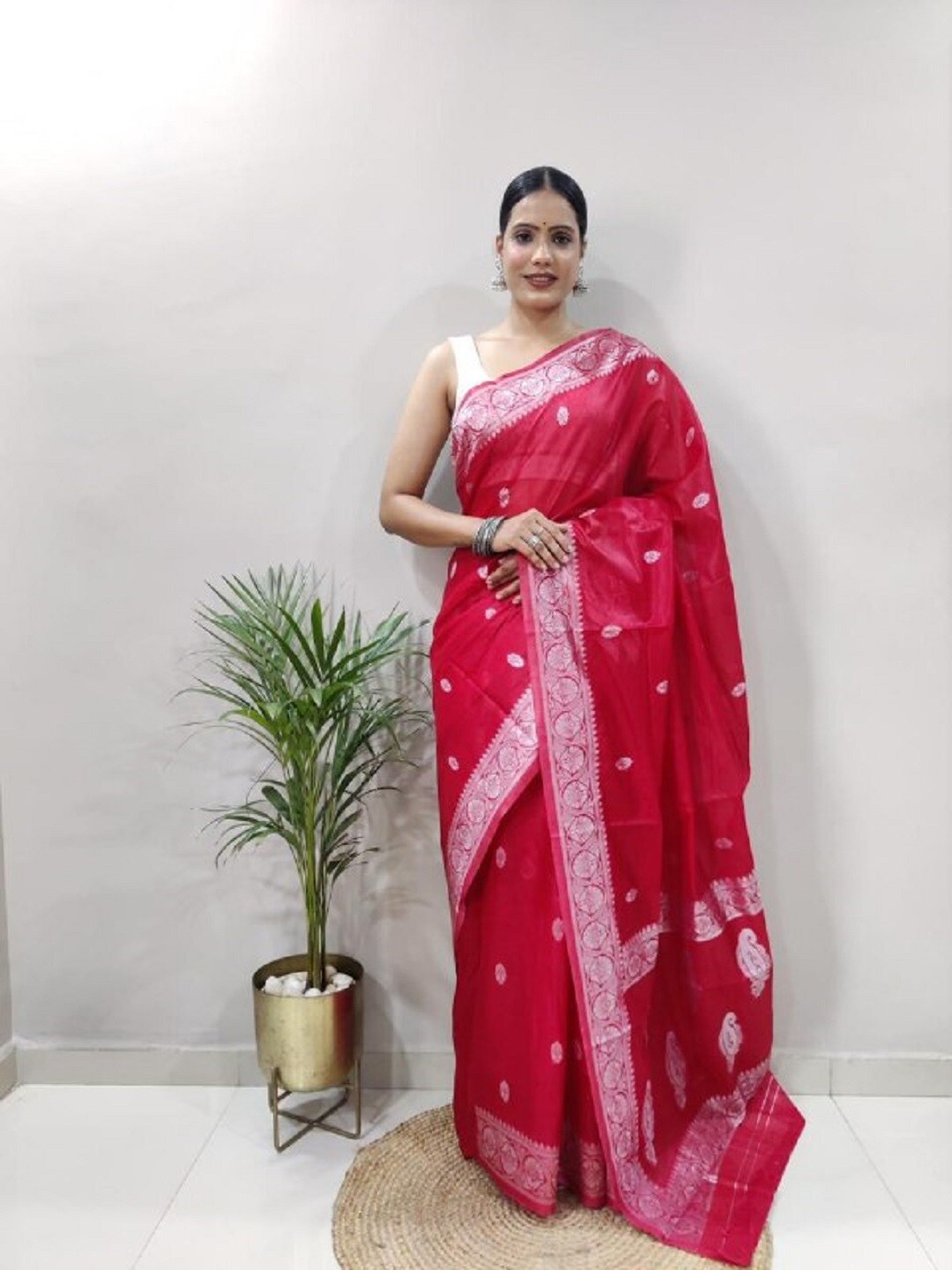 

ESOMIC EXPORT Ethnic Motifs Woven Design Zari Art Silk Banarasi Saree, Red