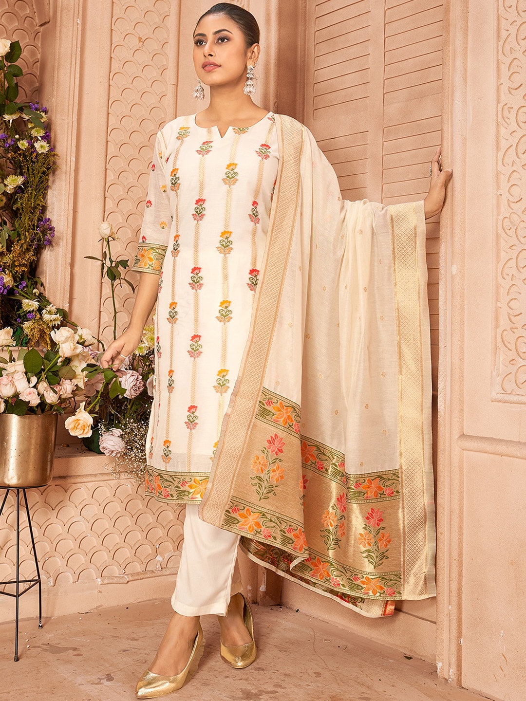 

Ishin Off White Ethnic Motifs Woven Design Zari Sweetheart Neck Straight Kurta Set