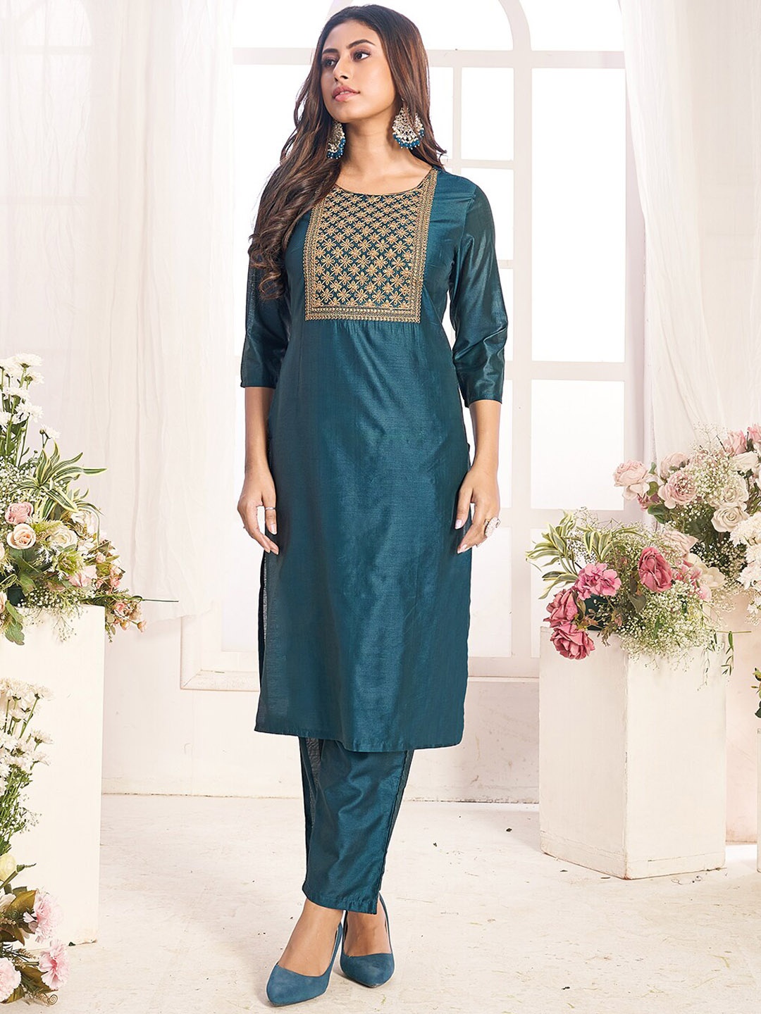 

Ishin Blue Floral Yoke Design Round Neck Thread Work Straight Kurta With Trouser, Green
