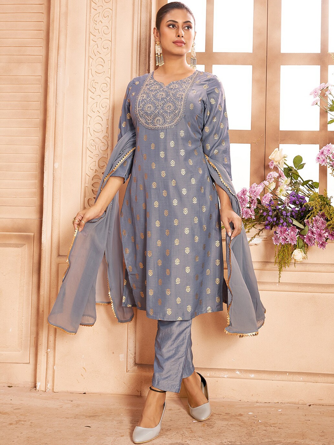 

Ishin Grey Ethnic Motifs Self Design Thread Work Sweetheart Neck Straight Kurta Set