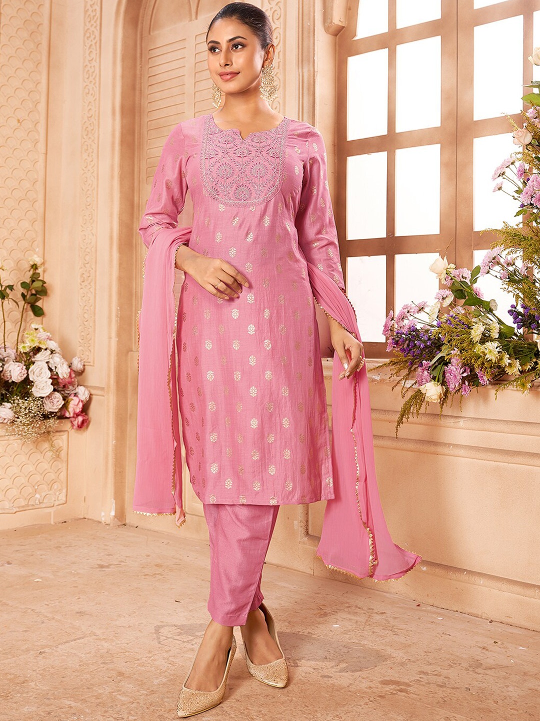 

Ishin Pink Ethnic Motifs Sweetheart Neck Thread Work Straight Kurta Set