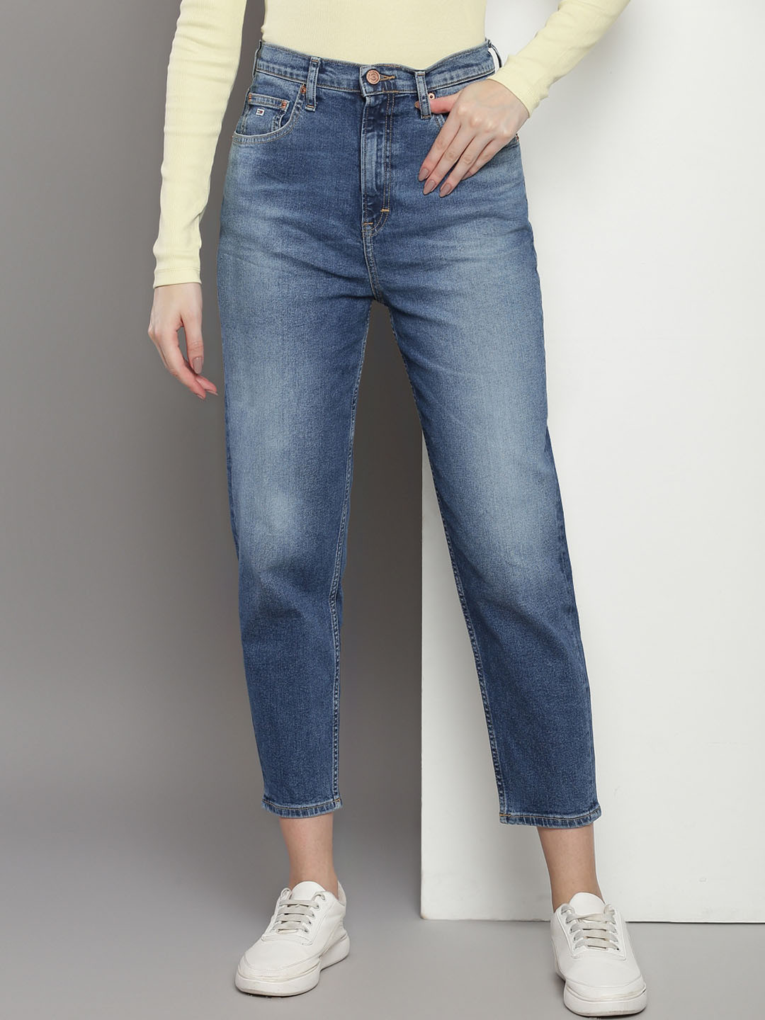 

Tommy Hilfiger Women Tapered Fit Cotton Light Fade Jeans, Blue