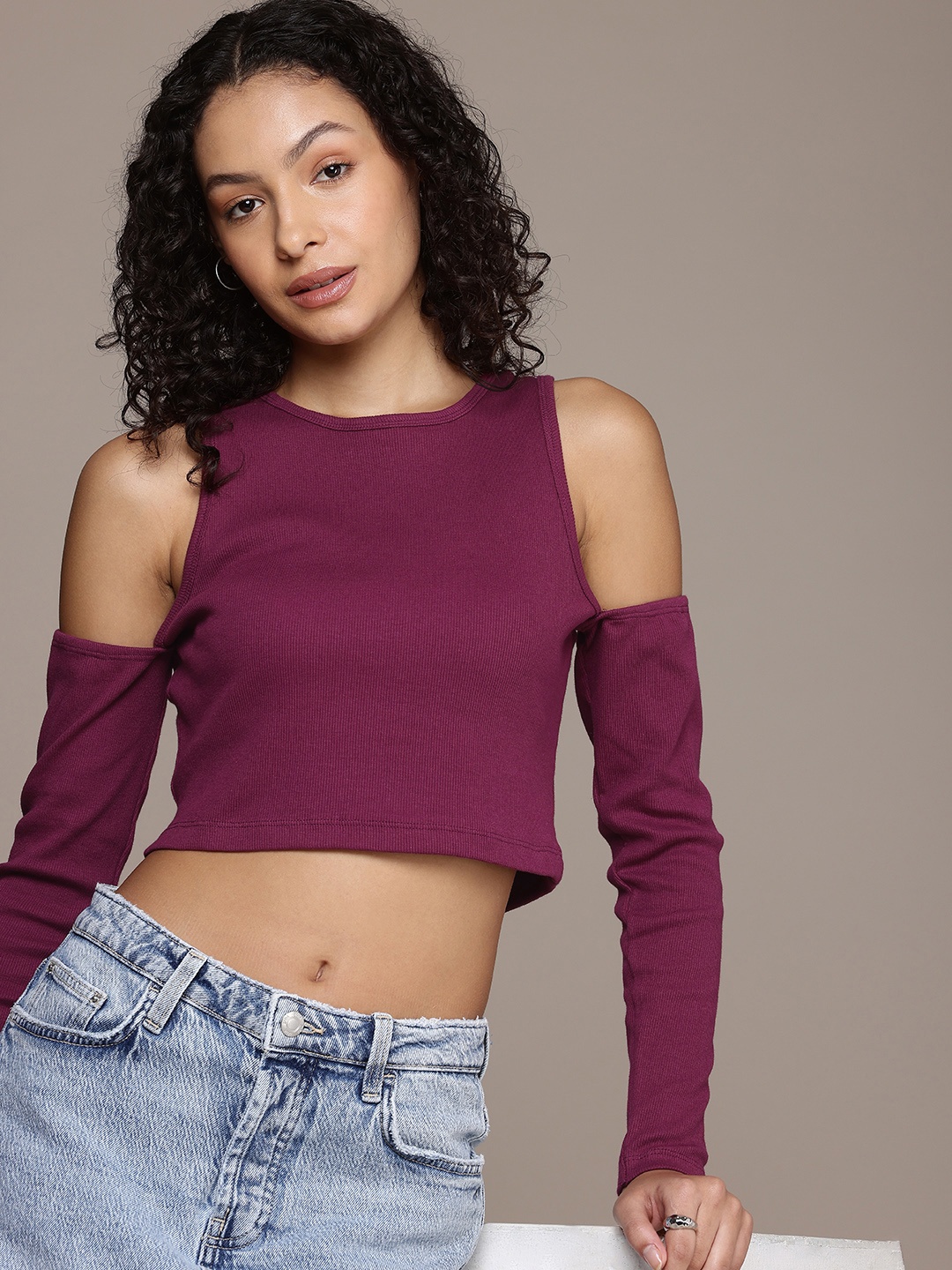 

The Roadster Life Co. Cold-Shoulder Sleeves Ribbed Crop Top, Burgundy