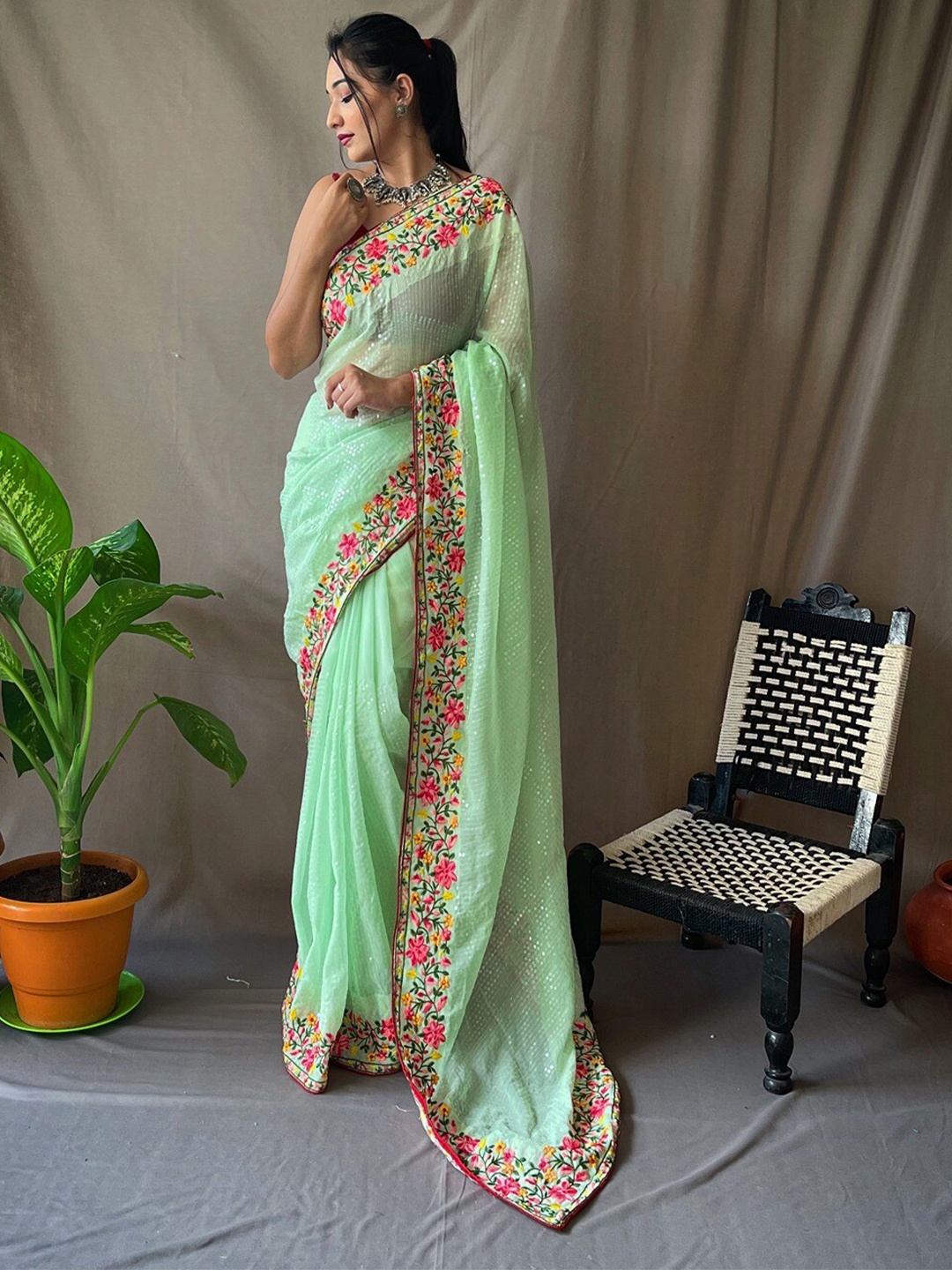 

SGF11 Embellished Sequinned Silk Cotton Saree, Green