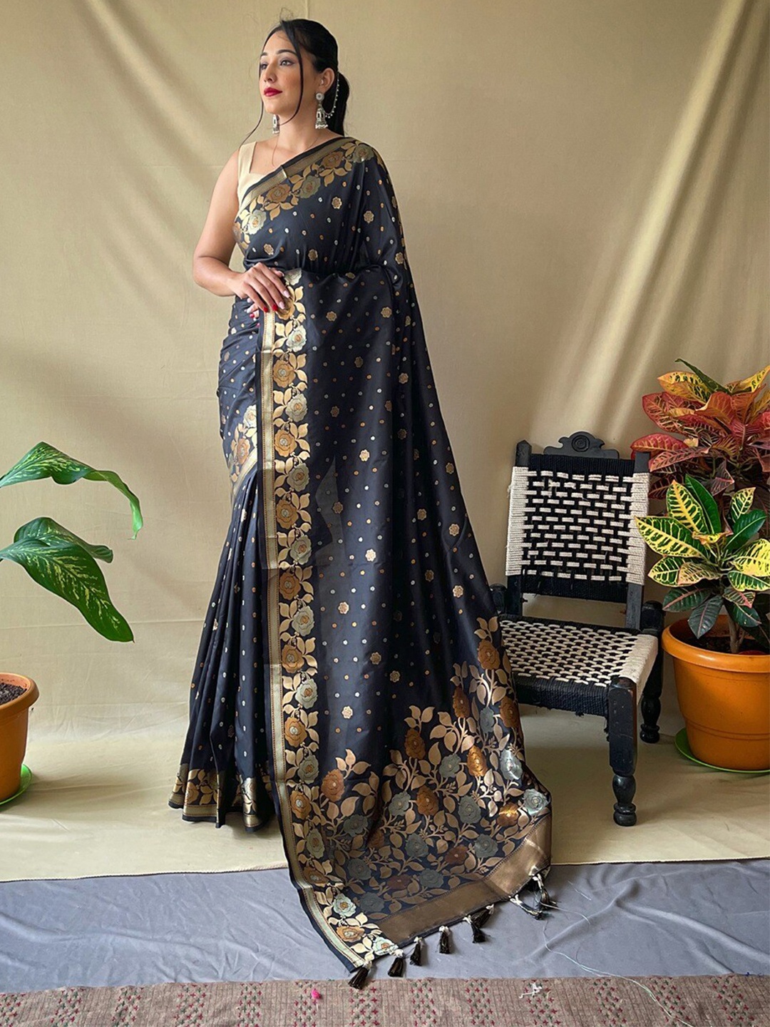 

SGF11 Floral Woven Design Zari Kanjeevaram Saree, Black