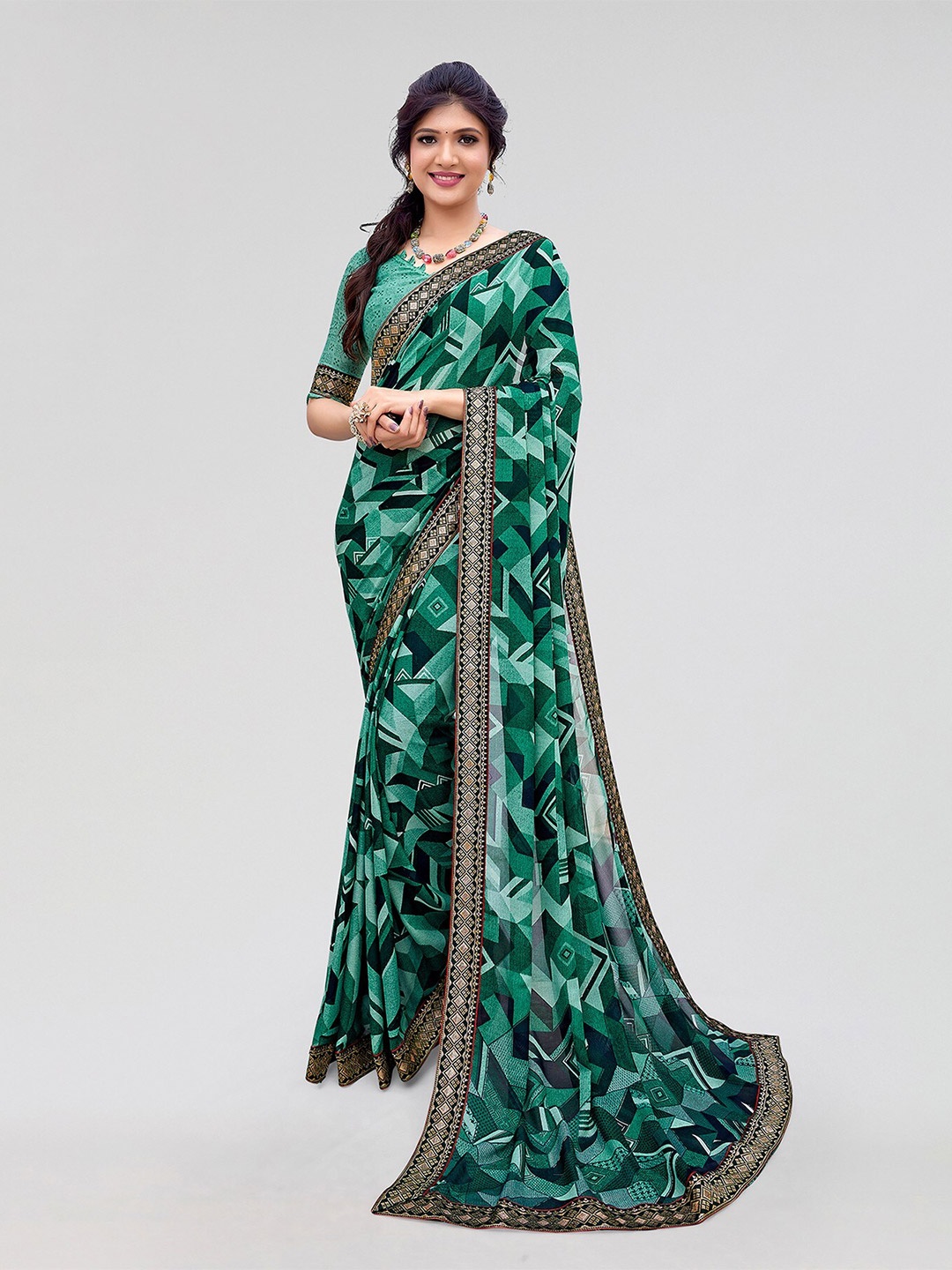 

Yashika Geometric Printed Saree, Green