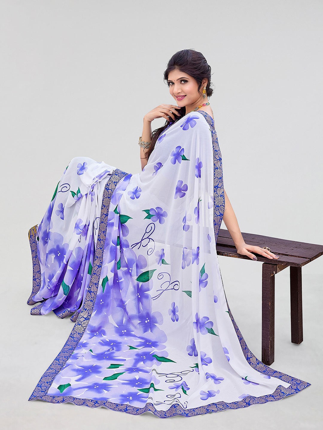 

Yashika Floral Printed Saree, Purple