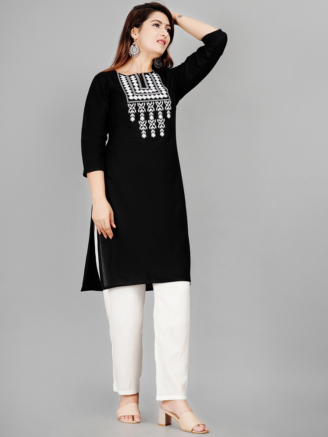 

SIPET Floral Embroidered Straight Kurta, Black