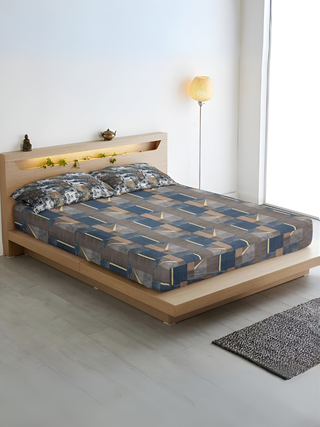 

Aurave Grey & White Geometric 300 TC King Bedsheet with 2 Pillow Covers