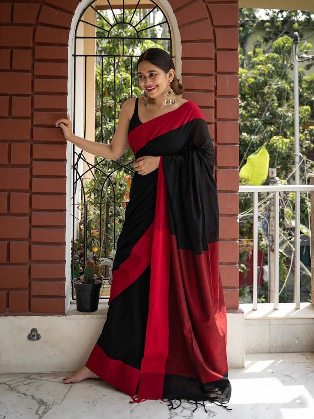 

KALINI Woven Design Banarasi Saree, Black