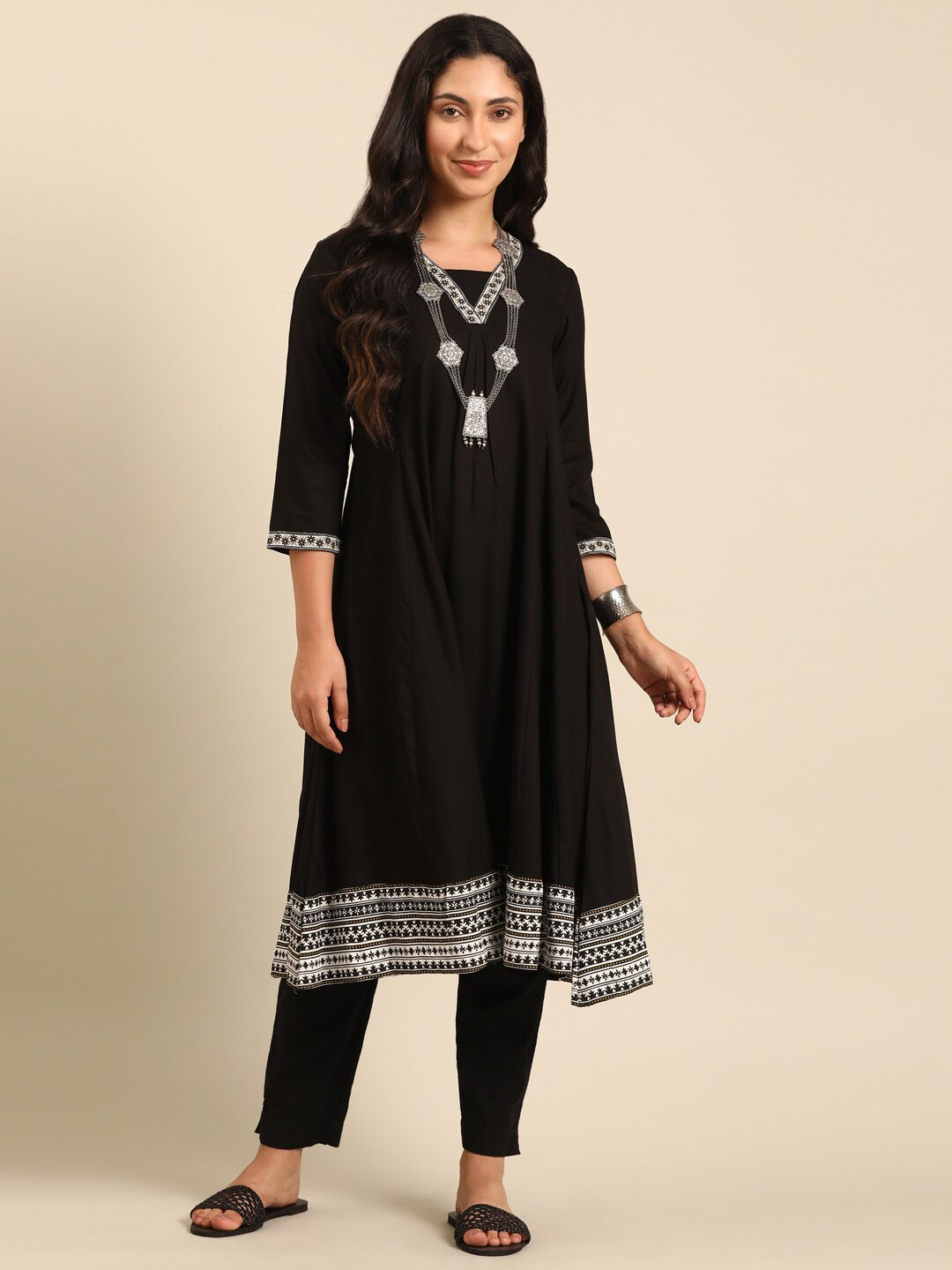 

IMARA V-Neck Anarkali Kurta, Black