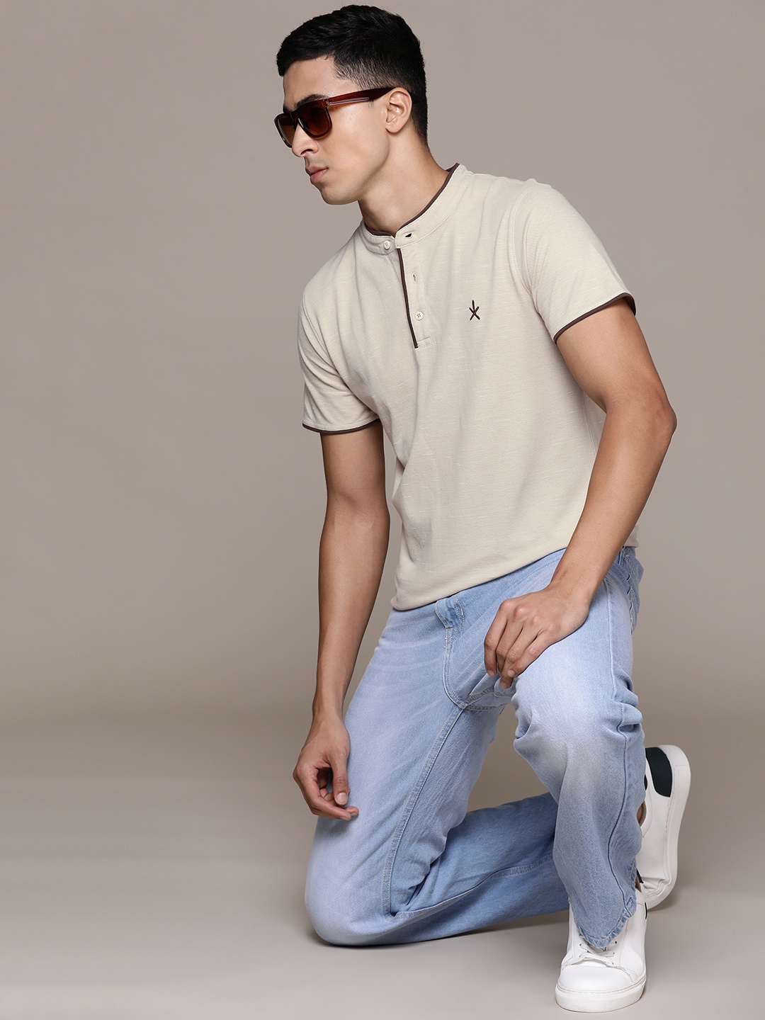 

Roadster Men Henley Neck T-shirt, Beige