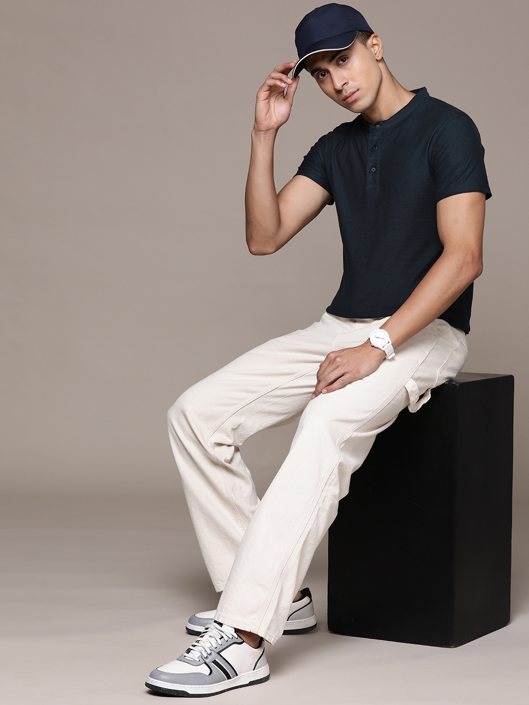 

Roadster Men Henley Neck T-shirt, Navy blue