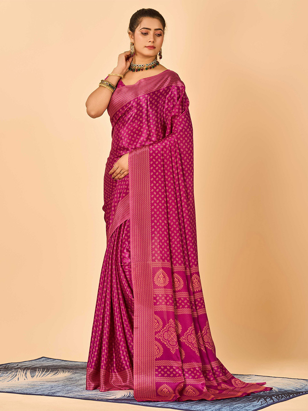 

HALFSAREE STUDIO Floral Printed Saree, Magenta