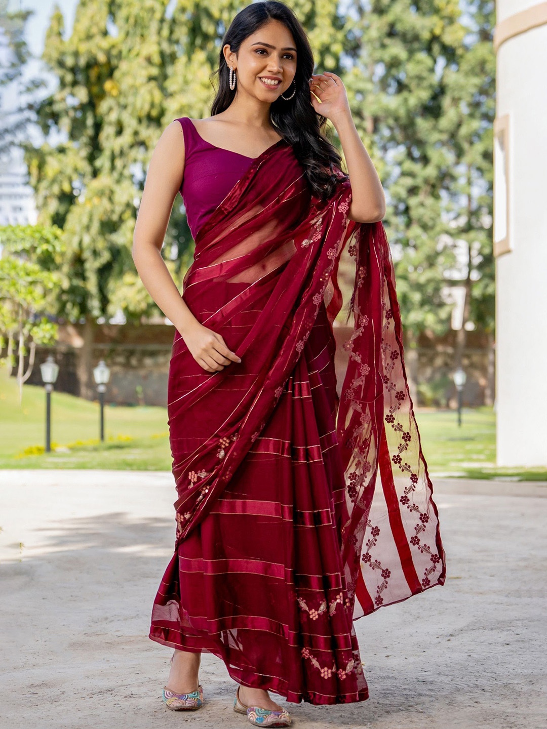 

HOUSE OF JAMOTI Striped Embroidered Saree, Maroon