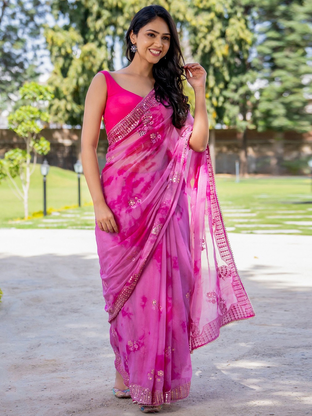 

HOUSE OF JAMOTI Floral Embroidered Dyed Saree, Pink