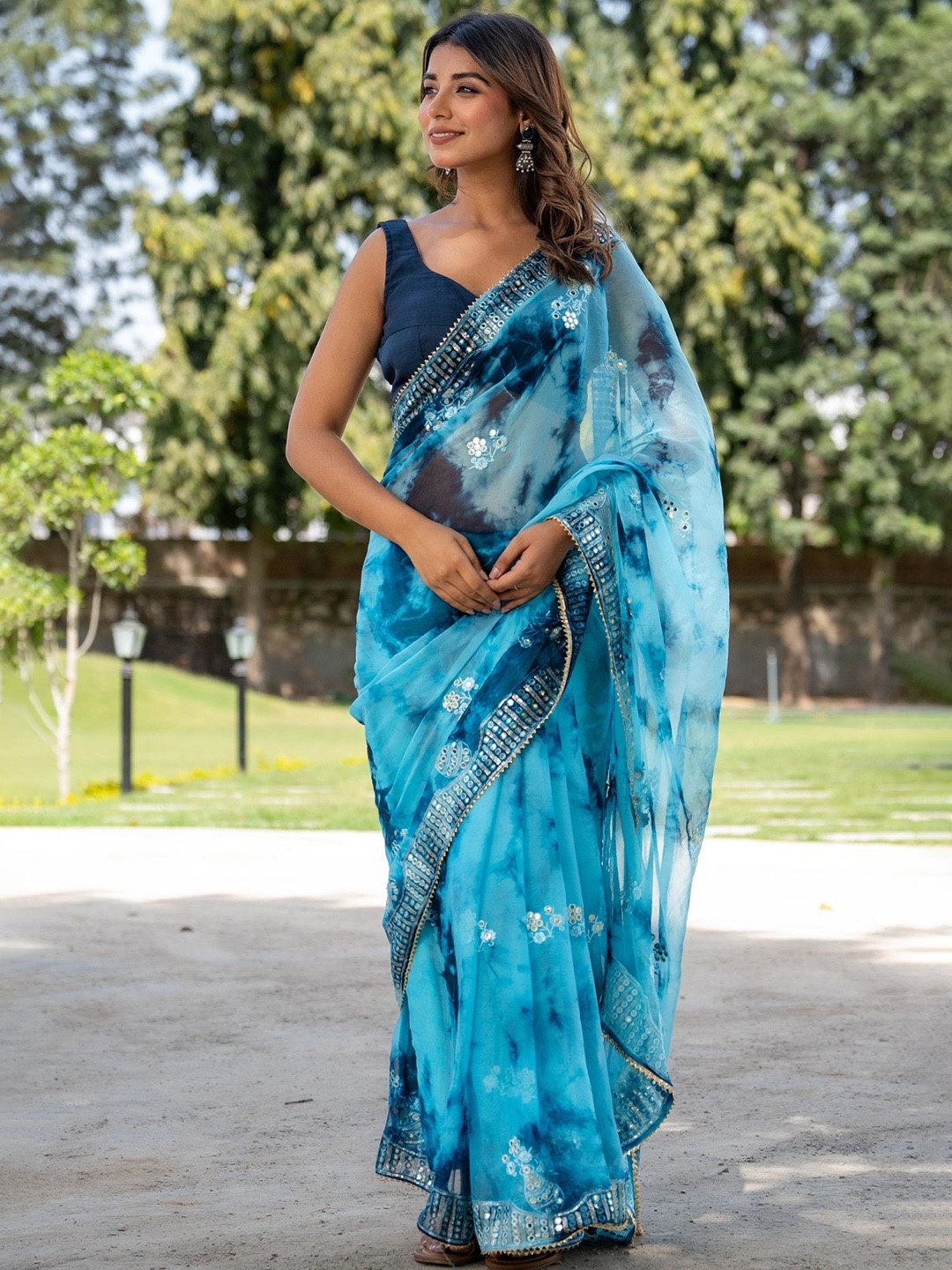 

HOUSE OF JAMOTI Tie and Dye Sequinned Saree, Blue