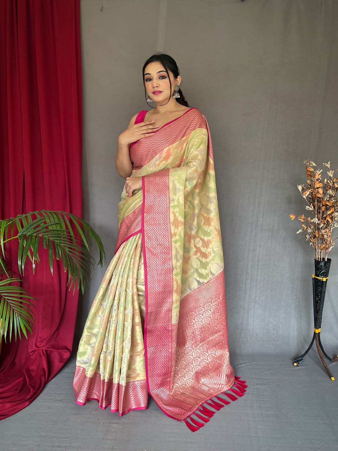 

SGF11 Ethnic Motifs Woven Design Zari Silk Cotton Kanjeevaram Saree, Cream