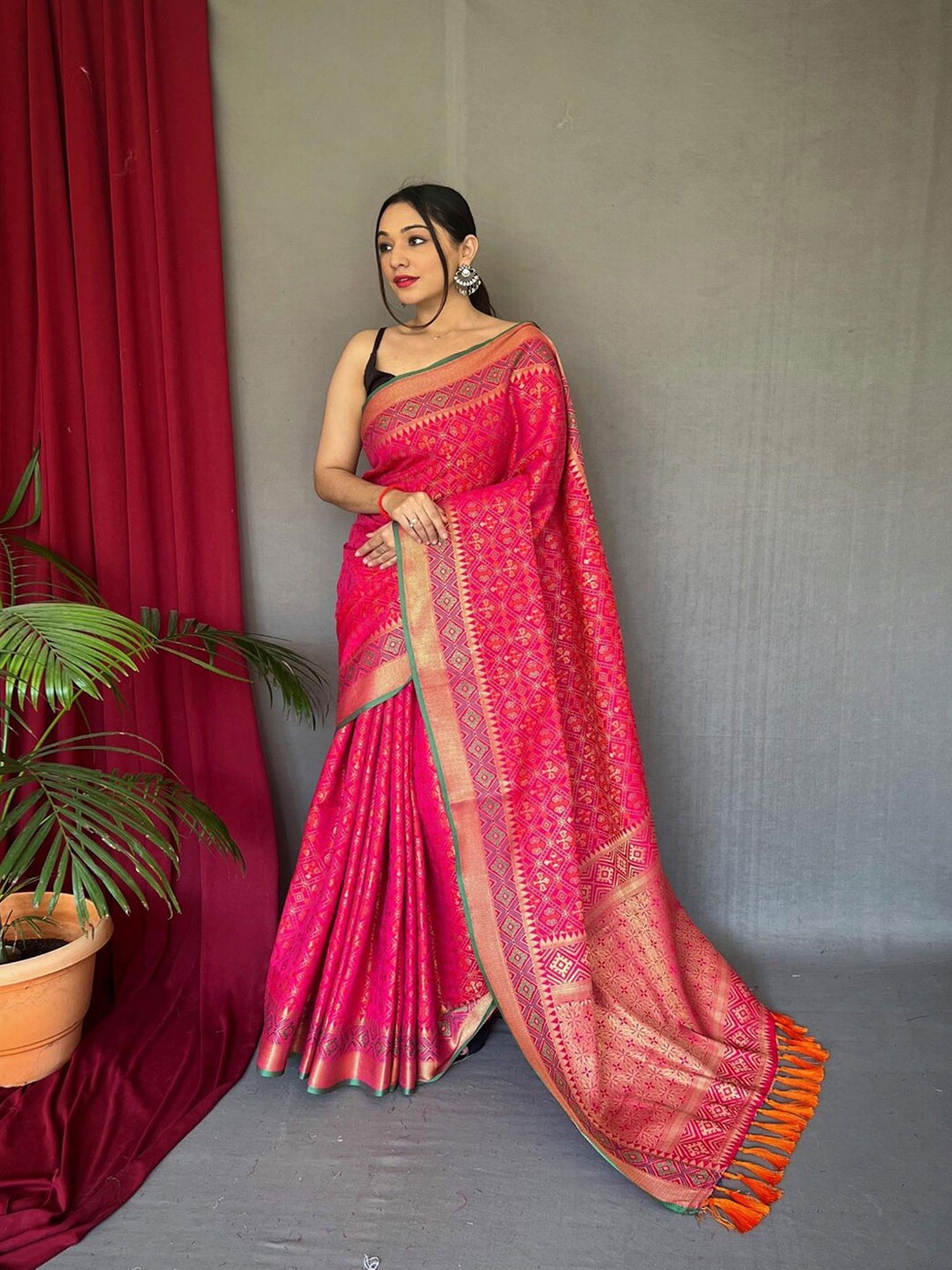 

SGF11 Ethnic Motifs Woven Design Zari Silk Cotton Patola Saree, Pink