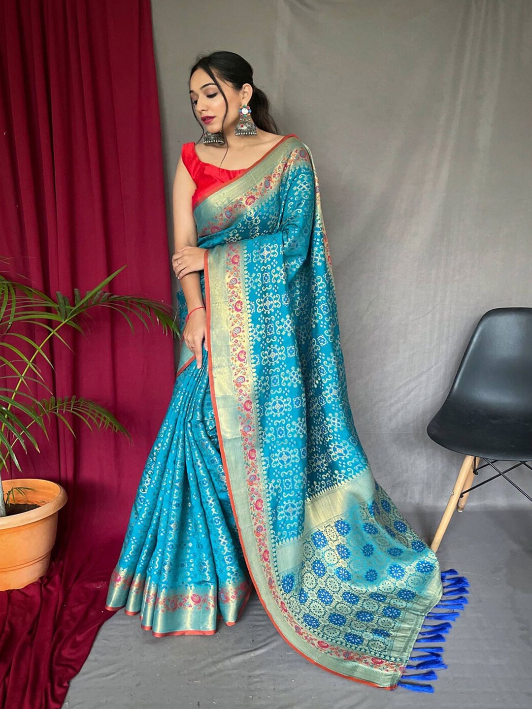 

SGF11 Ethnic Motifs Woven Design Zari Silk Cotton Patola Saree, Blue