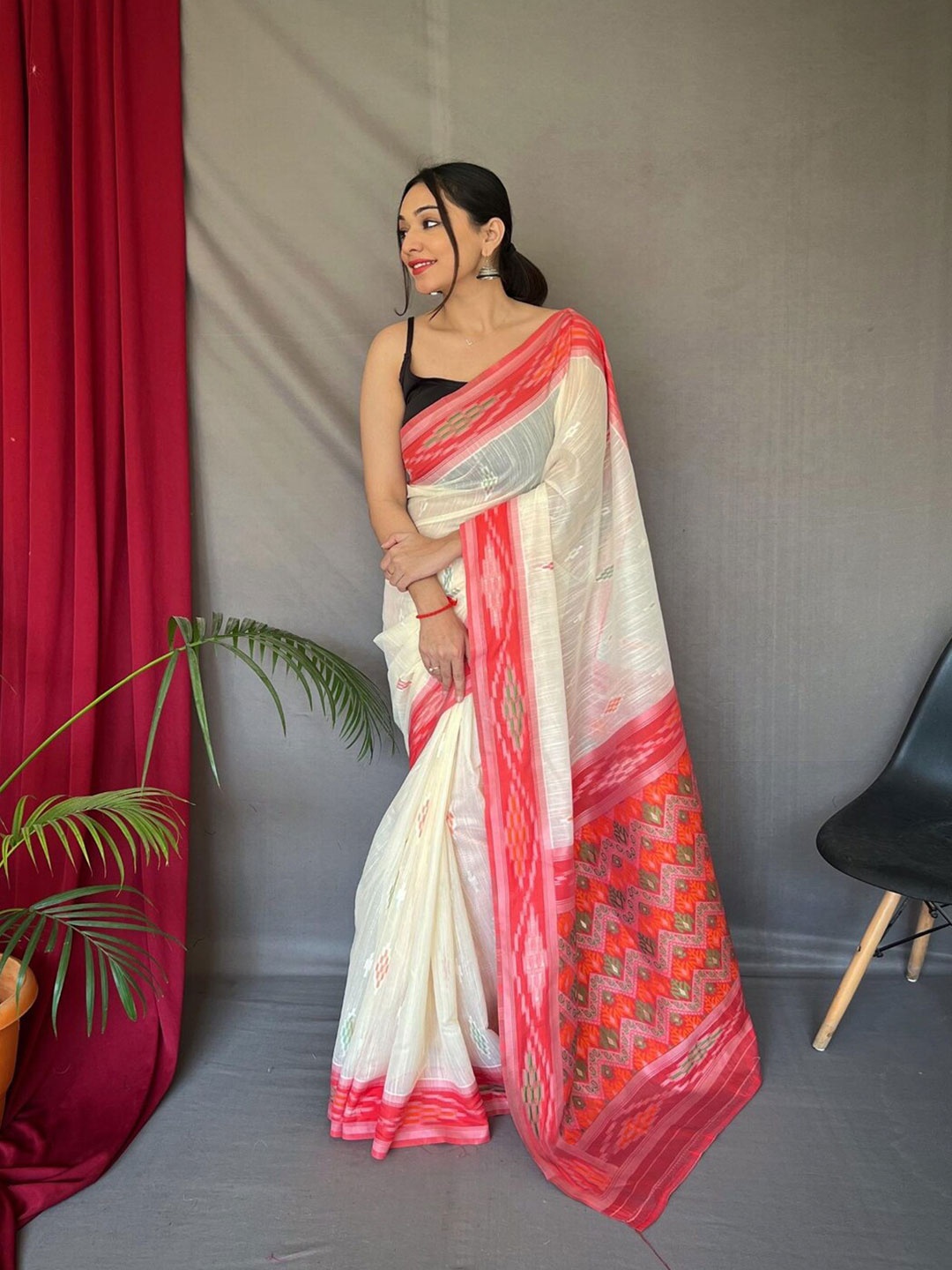 

SGF11 Floral Woven Design Silk Cotton Chanderi Saree, White