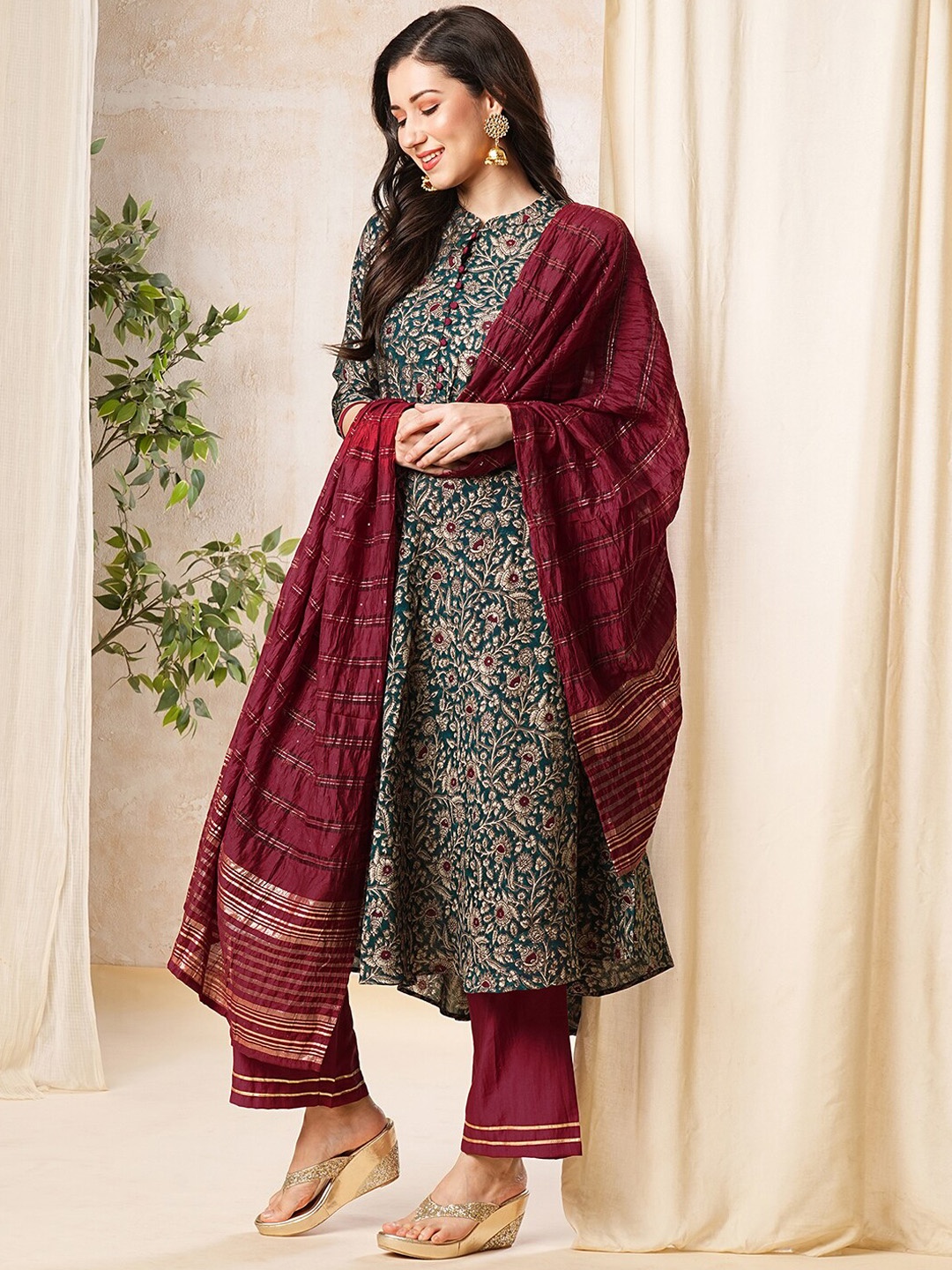 

SKYLEE Green Floral Printed Mandarin Collar Flared Anarkali Kurta With Palazzos & Dupatta