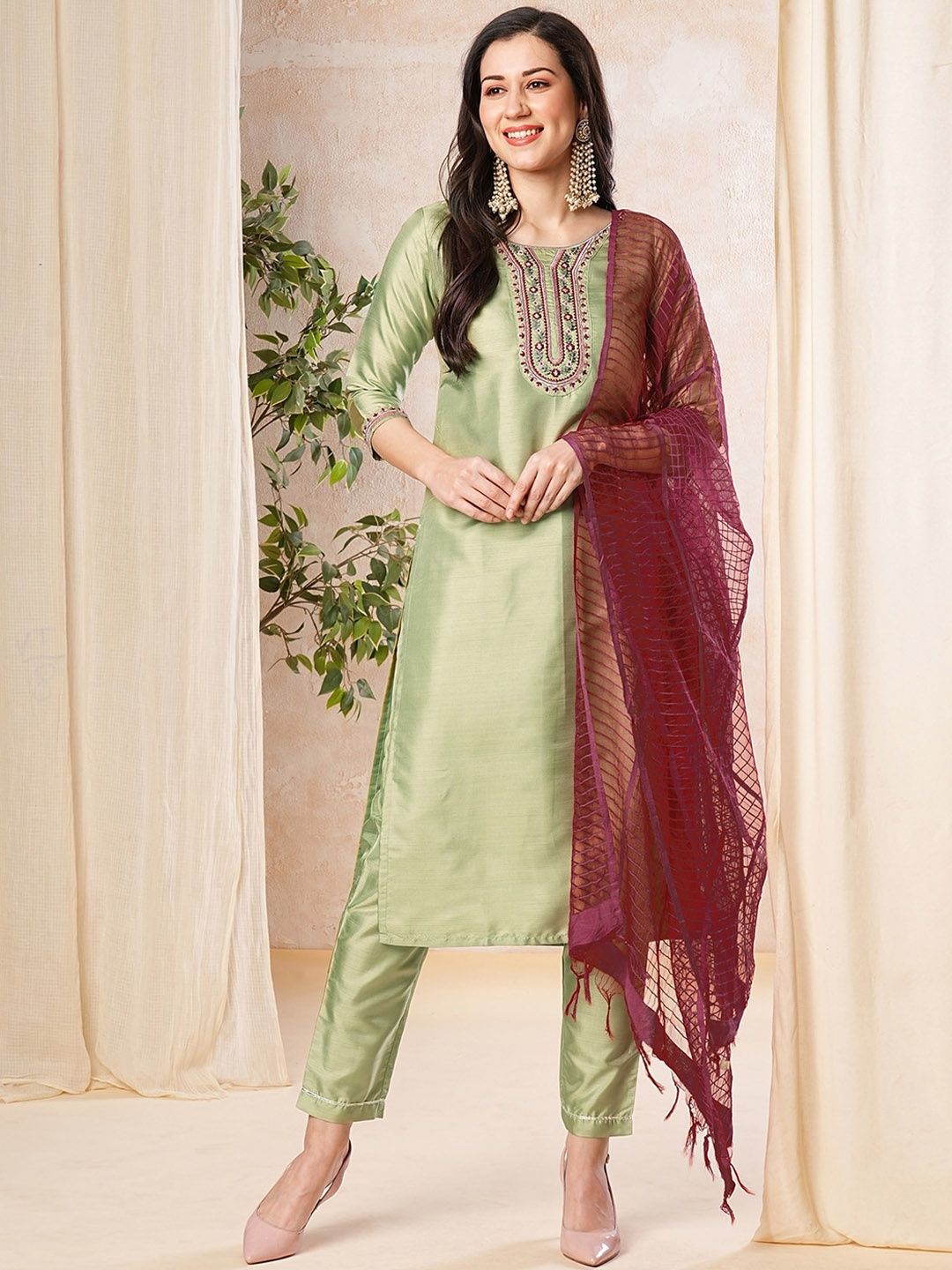 

SKYLEE Green Ethnic Motifs Yoke Design Regular Thread Work Kurta With Trousers & Dupatta