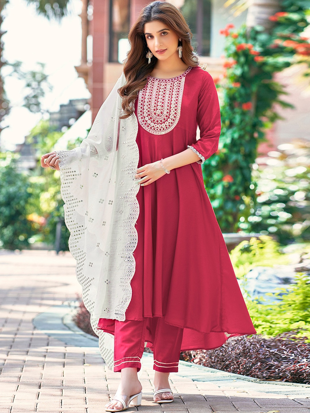 

SKYLEE Yoke Design Regular Thread Work Kurta with Trousers & With Dupatta, Pink