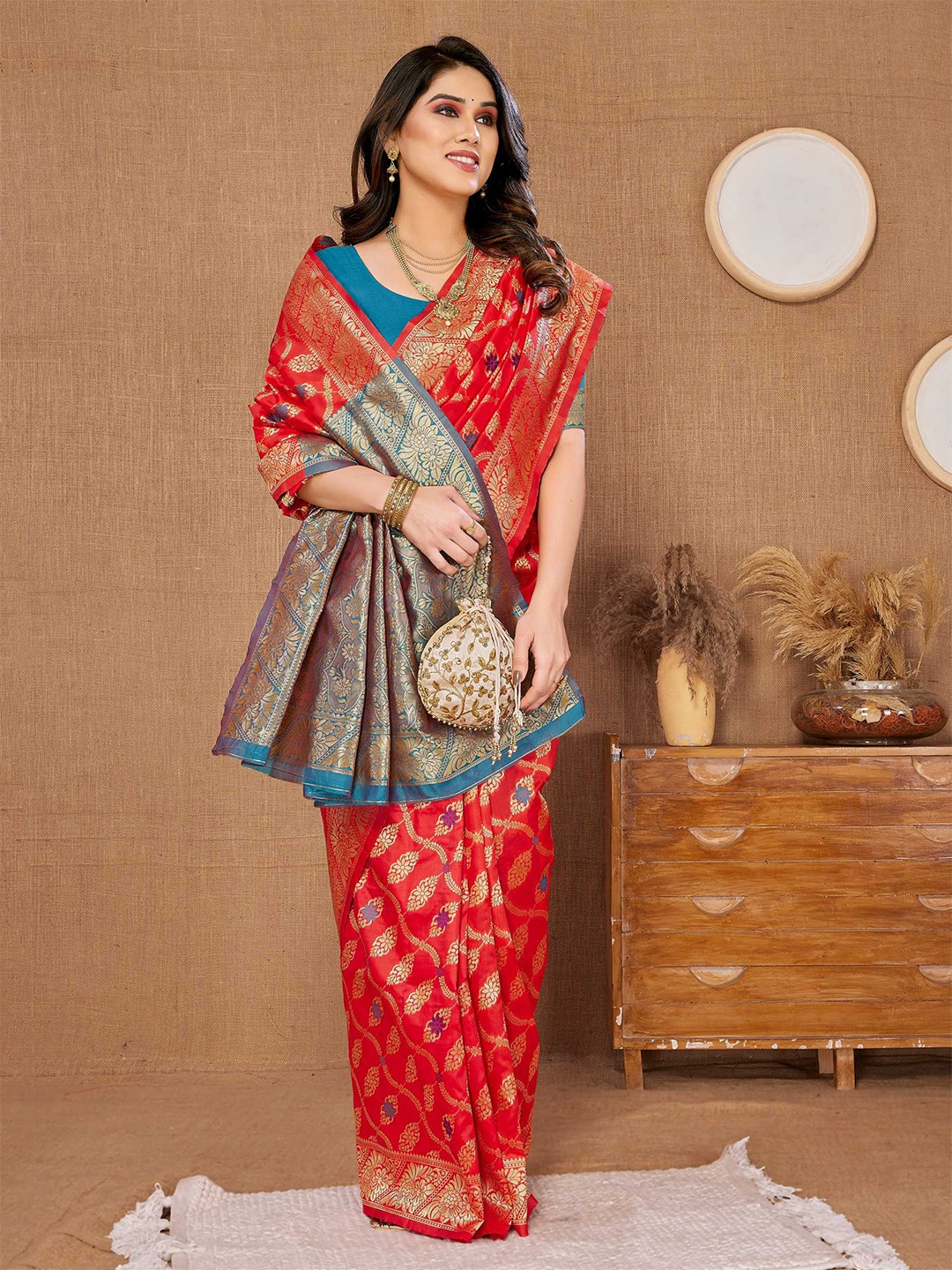 

VAIRAGEE Floral Woven Design Zari Saree, Red