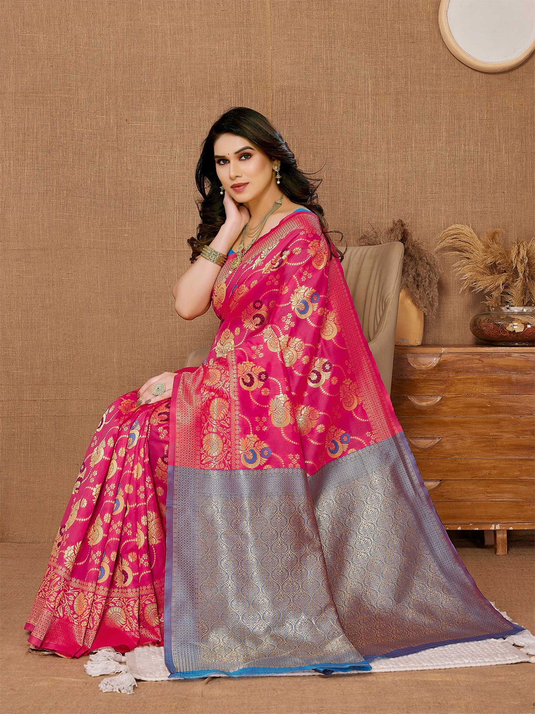 

VAIRAGEE Floral Woven Design Zari Saree, Magenta