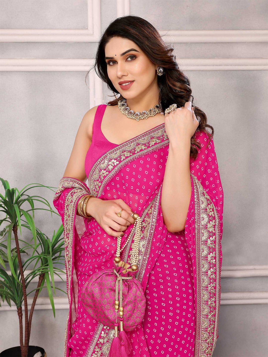 

VAIRAGEE Bandhani Print Embroidered Saree, Magenta