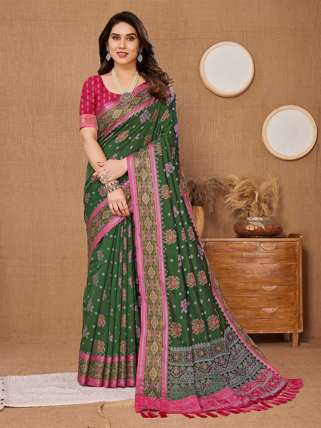 

VAIRAGEE Ethnic Motifs Woven Design Zari Saree, Green